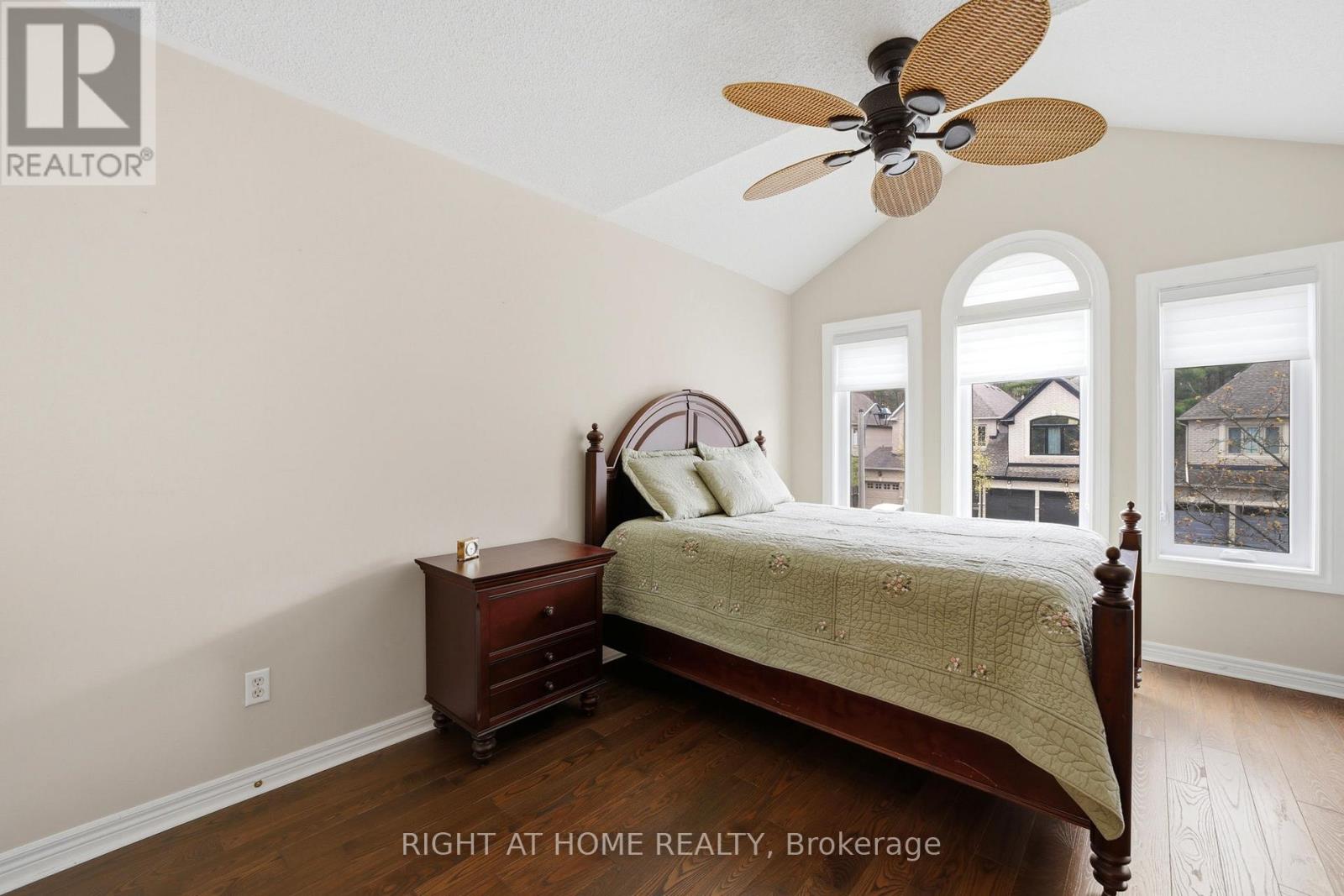 2121 Pinevalley Crescent Property Photo 24