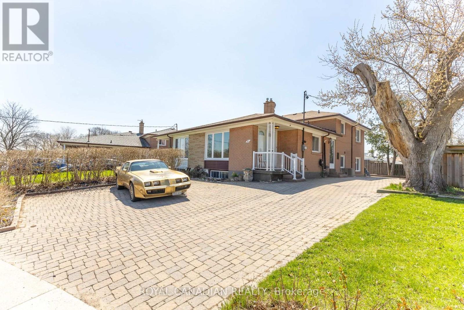 16 GAMBELLO CRESCENT Property Photo 1