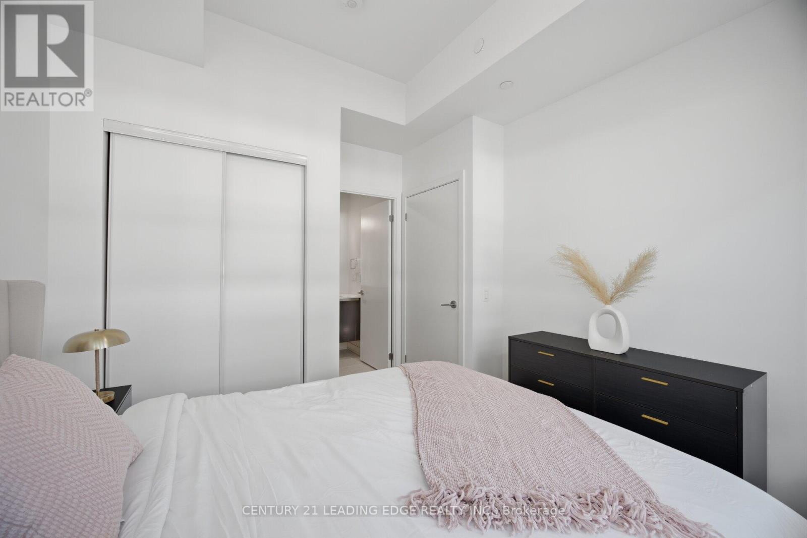 317 - 405 Dundas Street W Property Photo 18