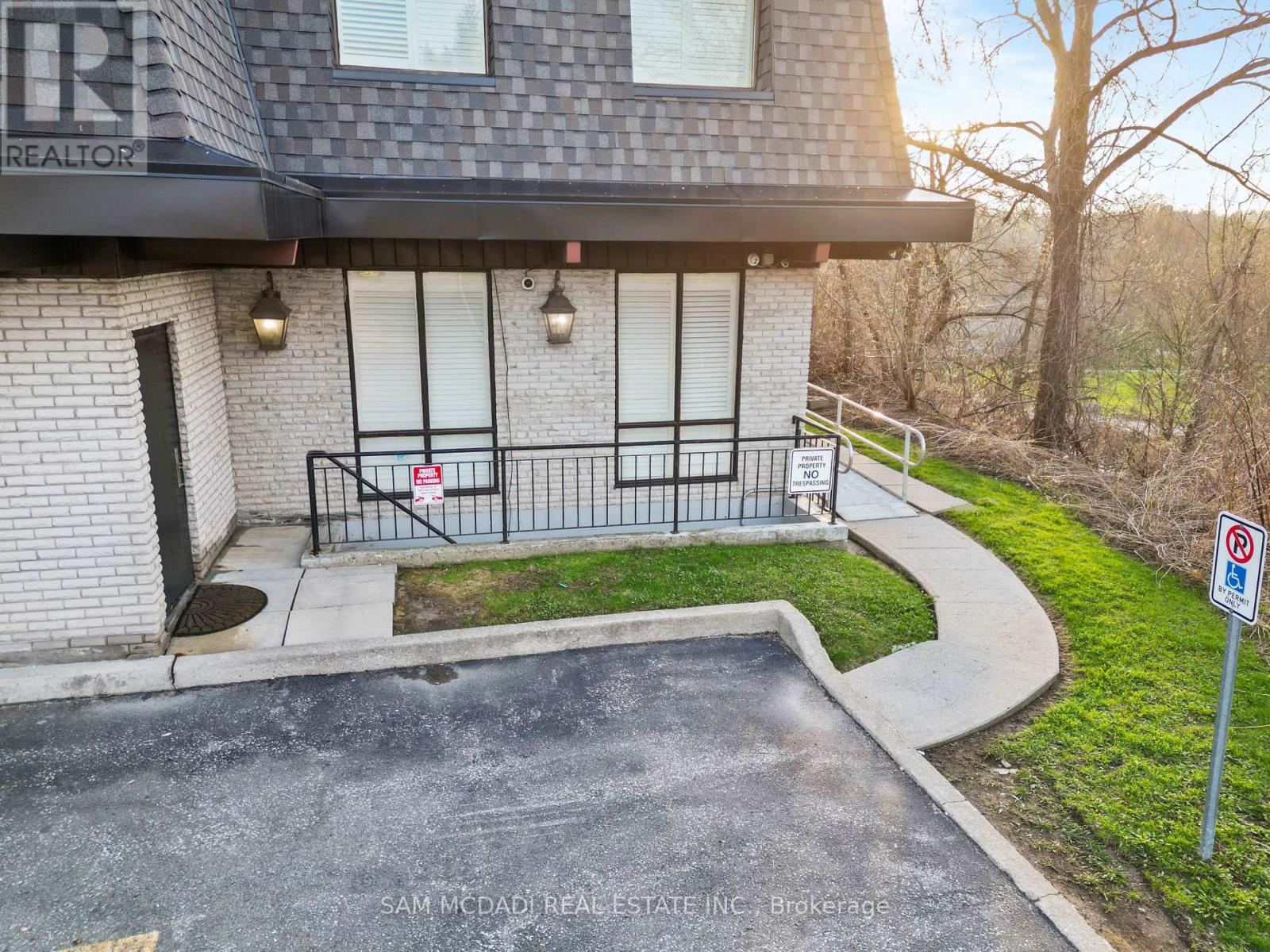 1645 Dundas Street W Property Photo 8