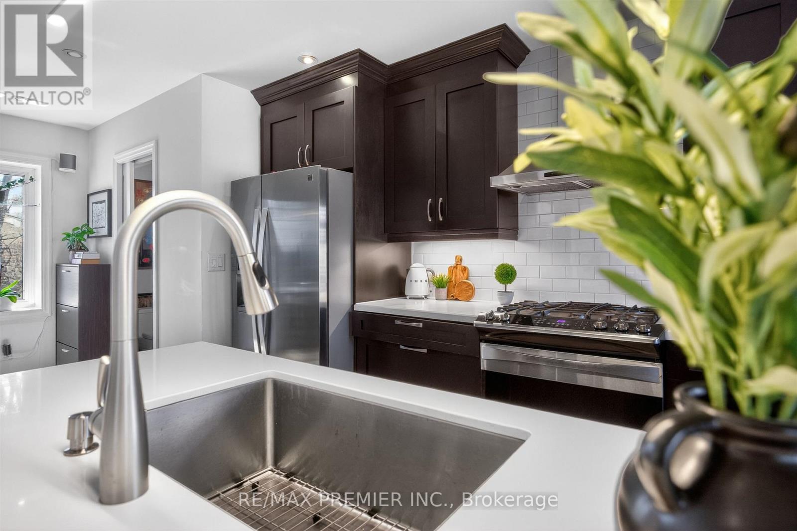 19 Park Lane Property Photo 5