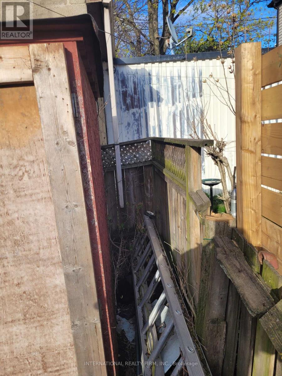 16 Uxbridge Avenue Property Photo 2