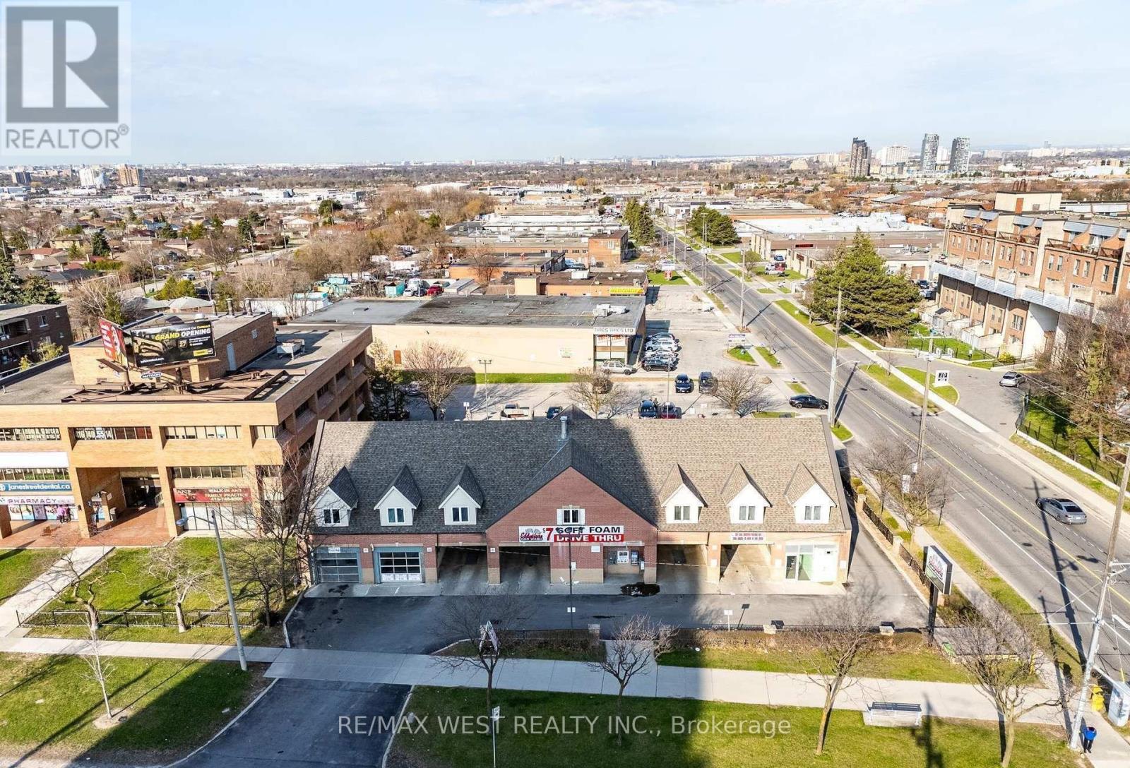 2800 Jane Street Property Photo 1