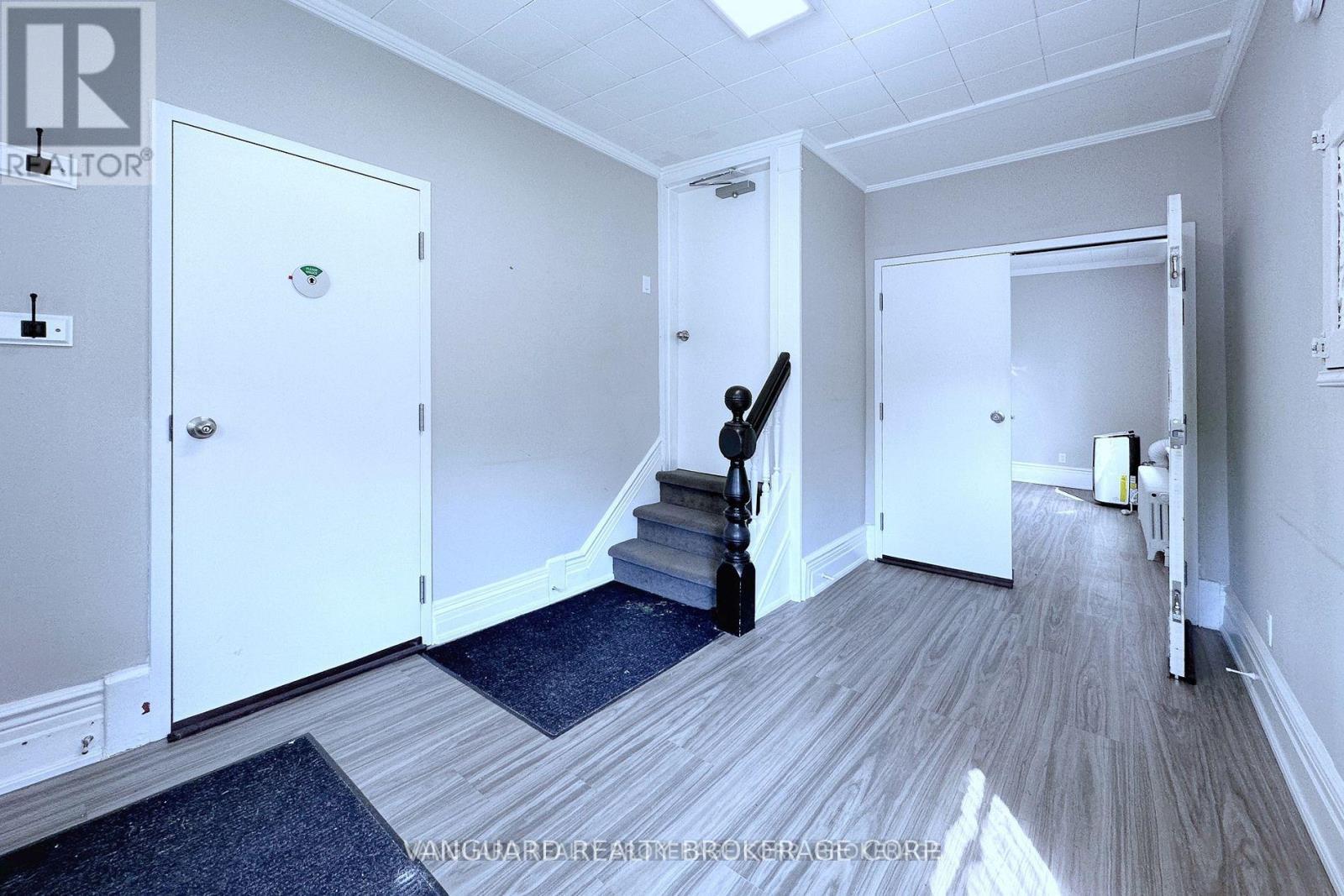 Mainfloor - 69 King Street W Property Photo 18