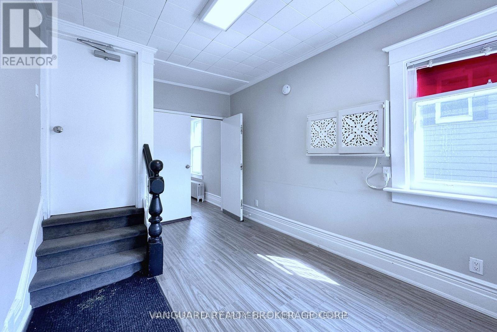 Mainfloor - 69 King Street W Property Photo 19