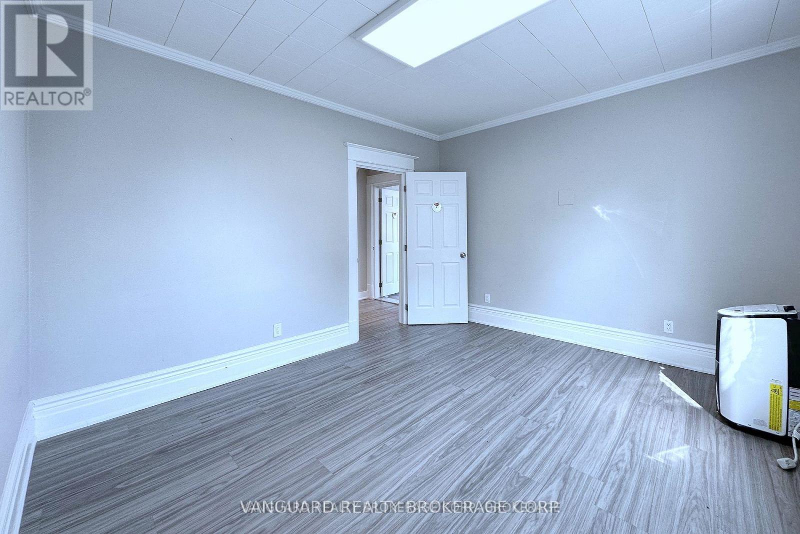 Mainfloor - 69 King Street W Property Photo 23