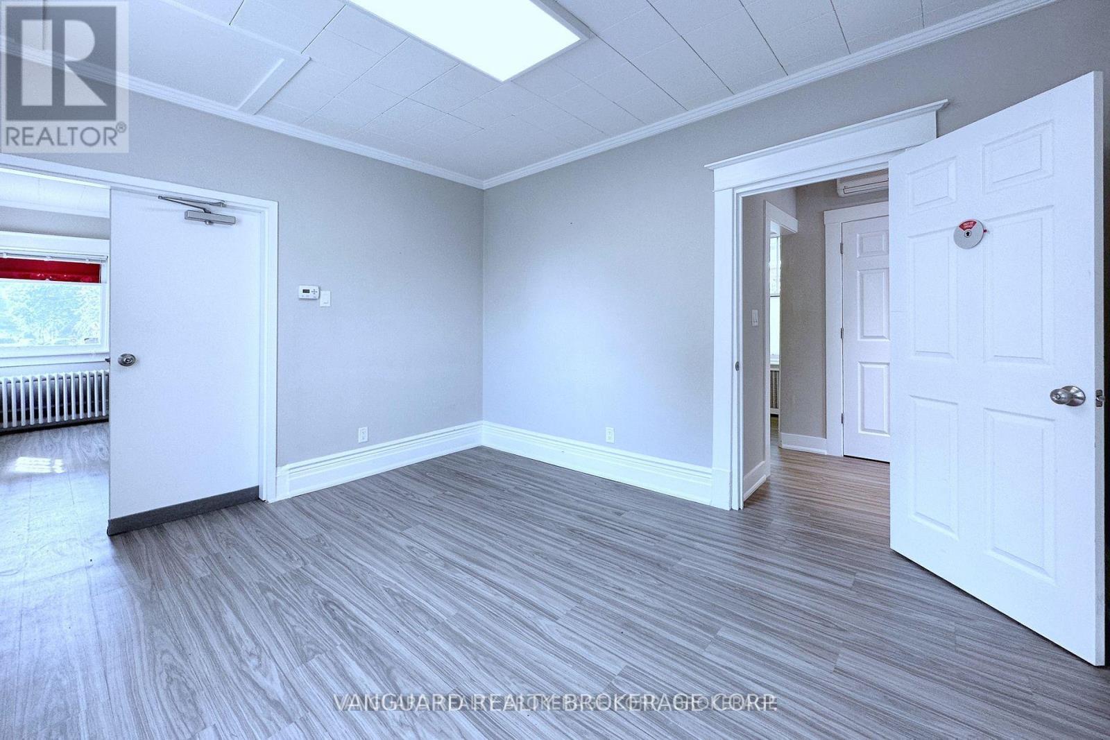 Mainfloor - 69 King Street W Property Photo 24