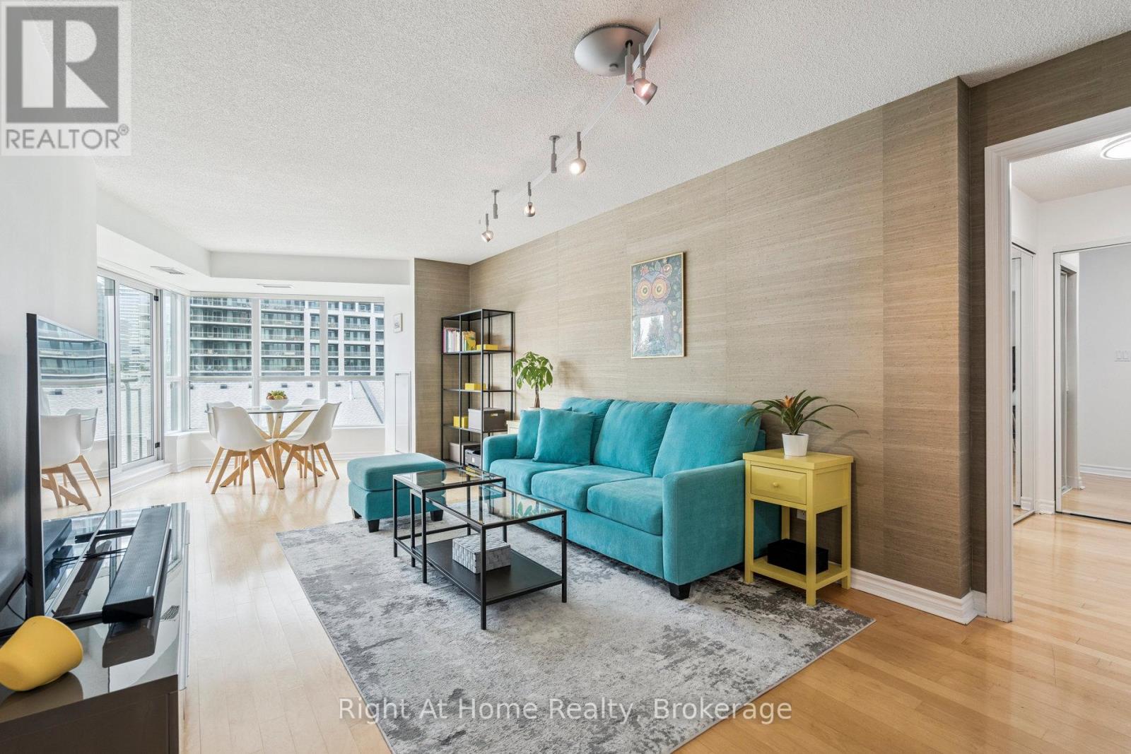 605 - 2111 Lake Shore Boulevard W Property Photo 2