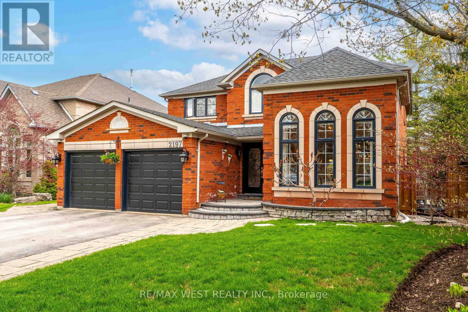 2197 Shaftesbury Court Property Photo 1