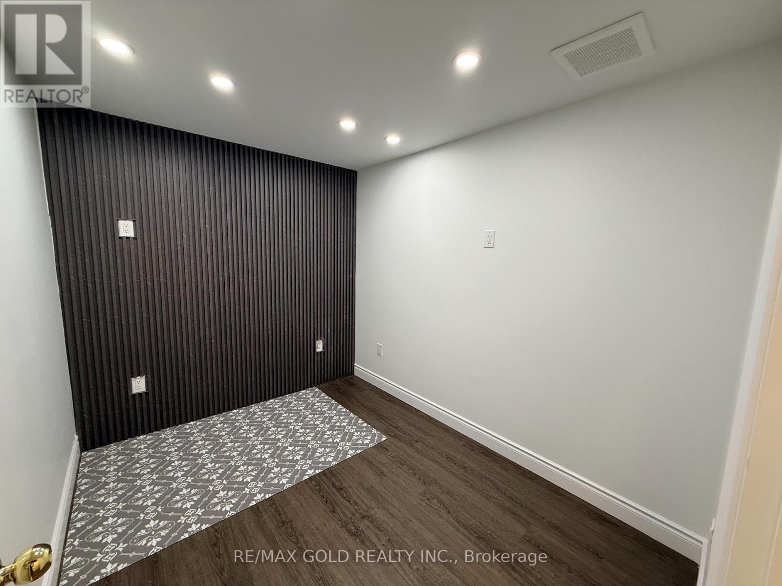 8 - 735 Twain Avenue Property Photo 2