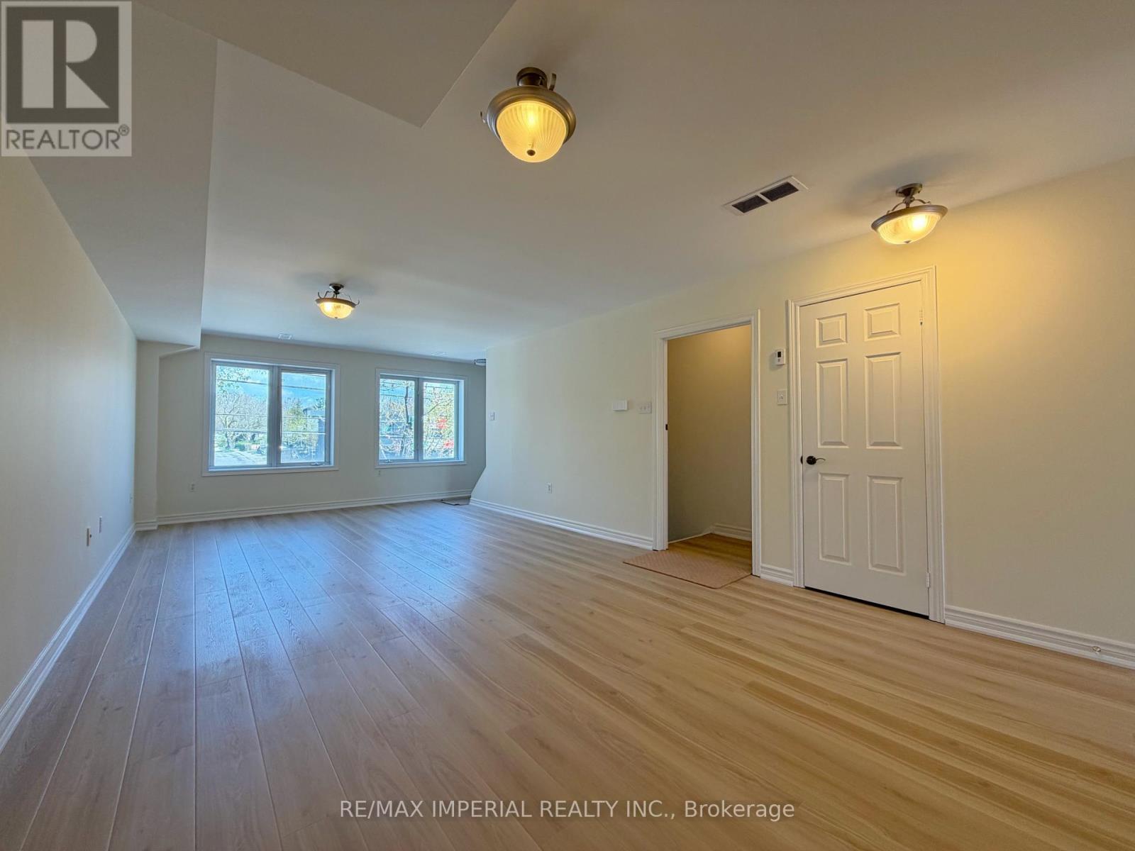 623 - 623a The Queensway Property Photo 5