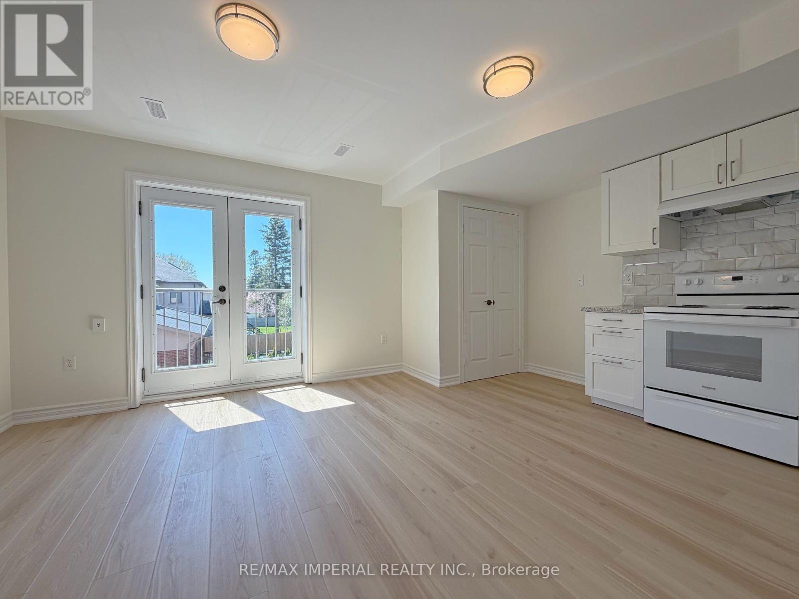 623 - 623a The Queensway Property Photo 12