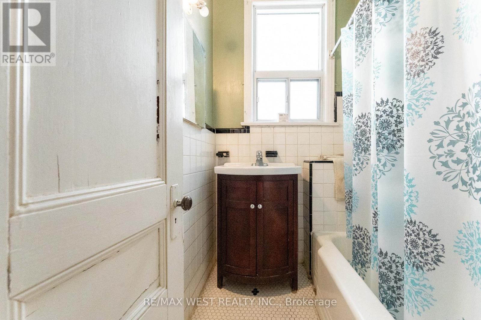 1311 King Street W Property Photo 25