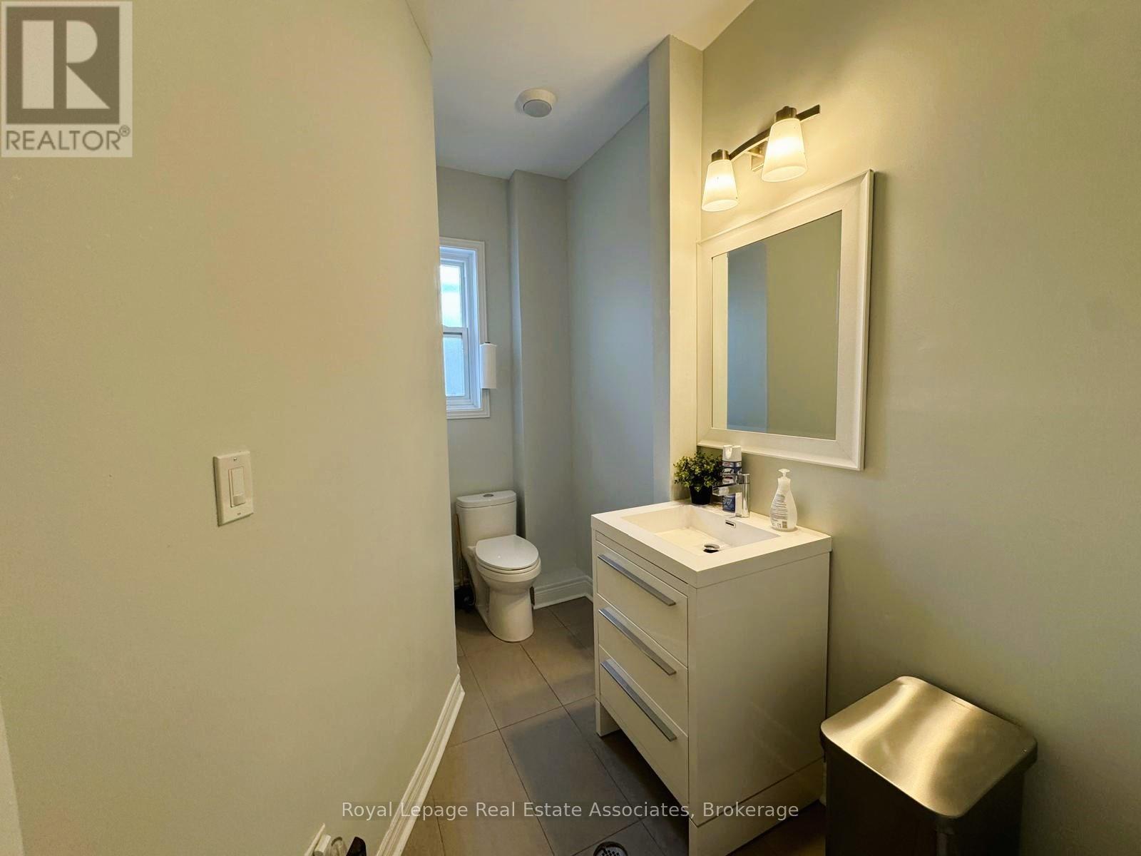 201+b - 94 Lakeshore Road E Property Photo 9