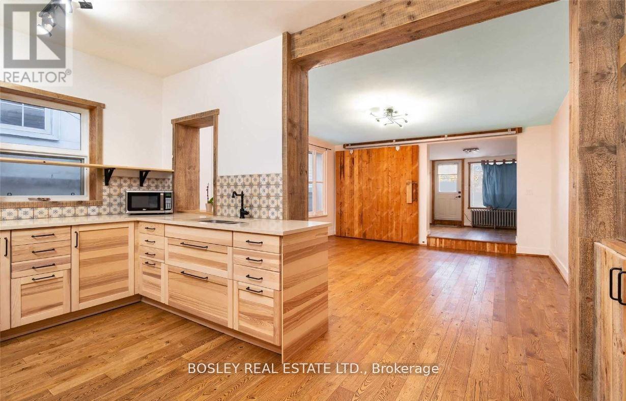 Upper - 2994 Dundas Street W Property Photo 1