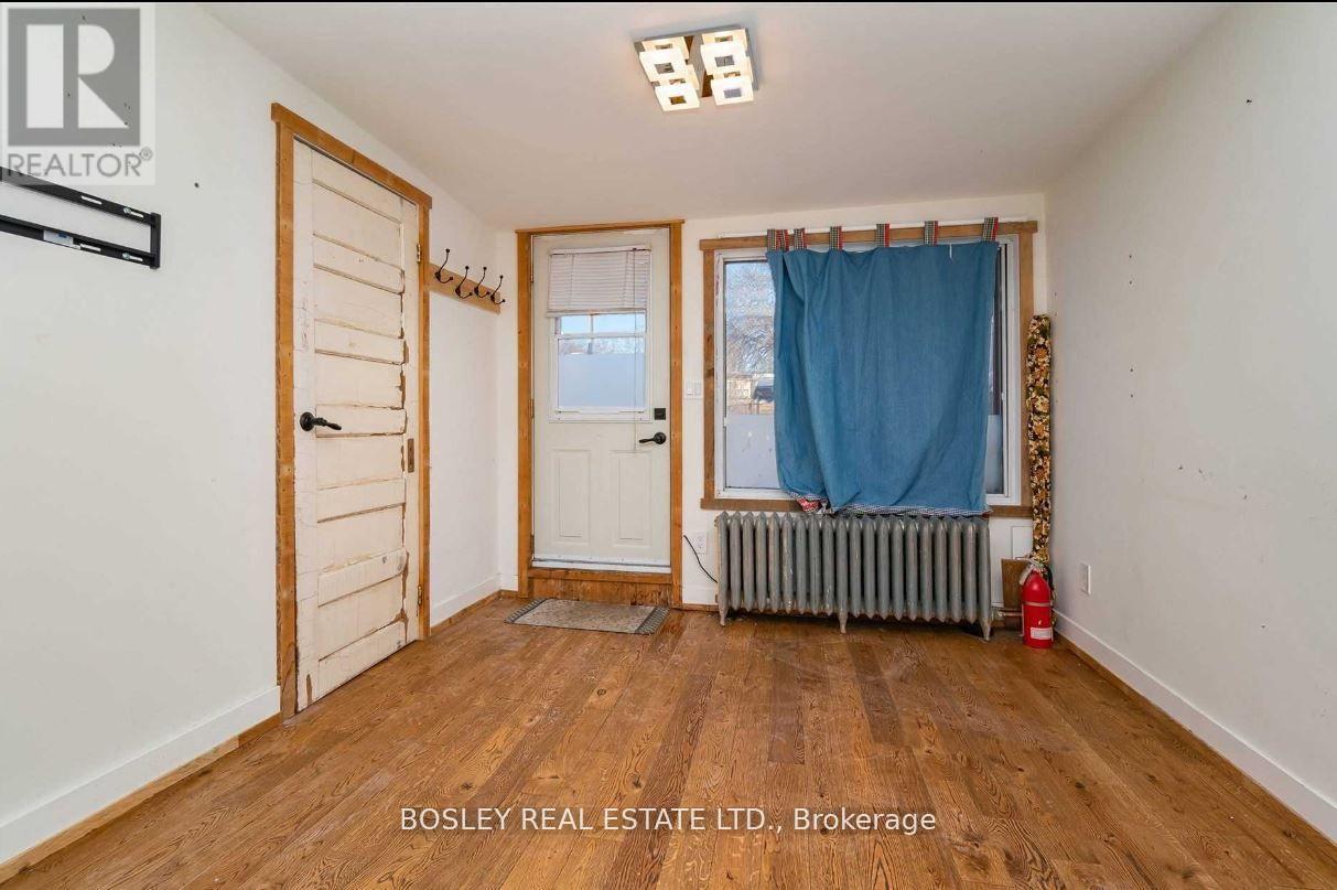 Upper - 2994 Dundas Street W Property Photo 5