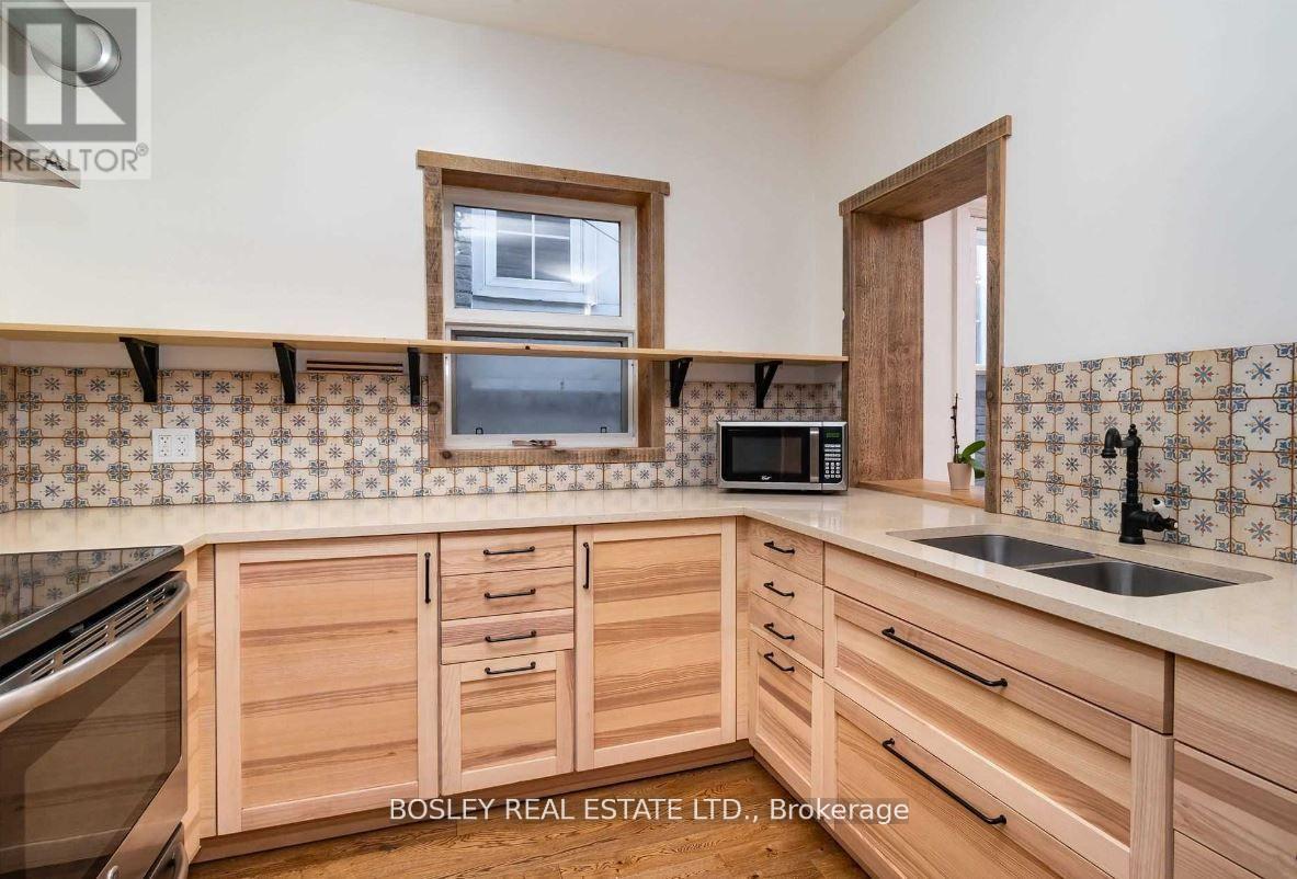 Upper - 2994 Dundas Street W Property Photo 6
