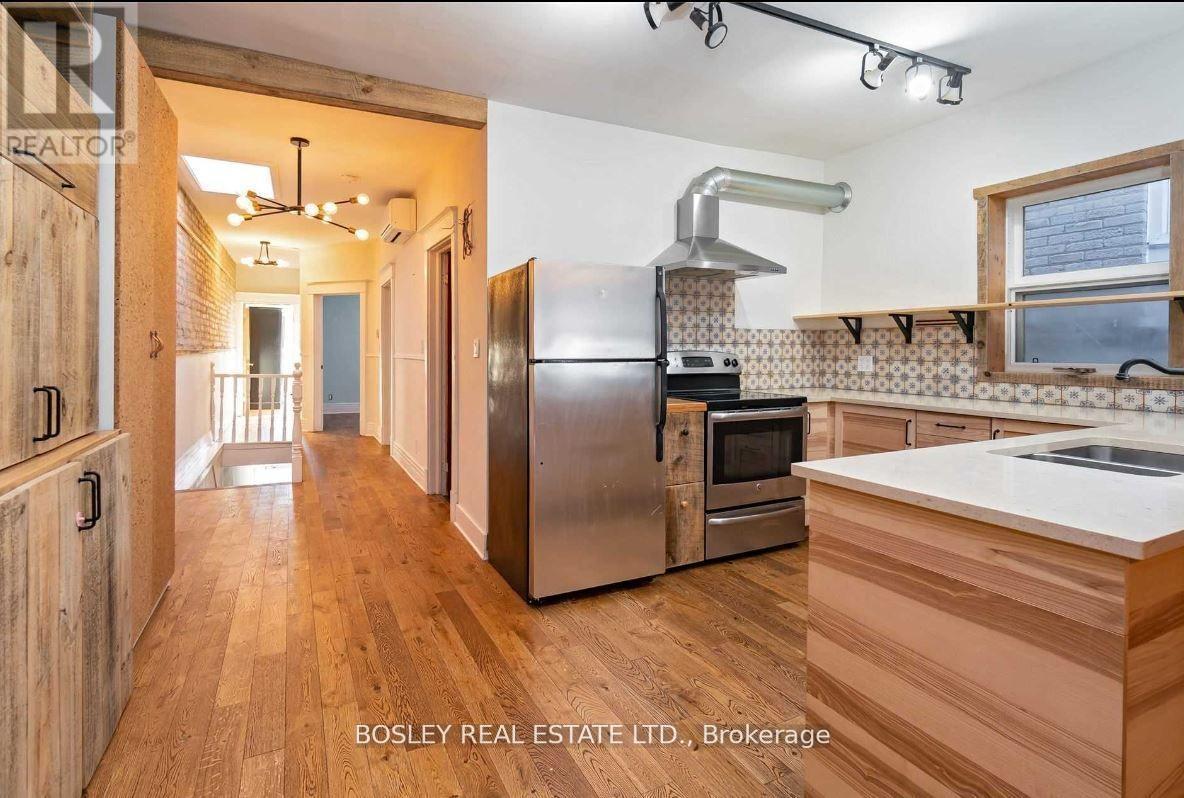 Upper - 2994 Dundas Street W Property Photo 8