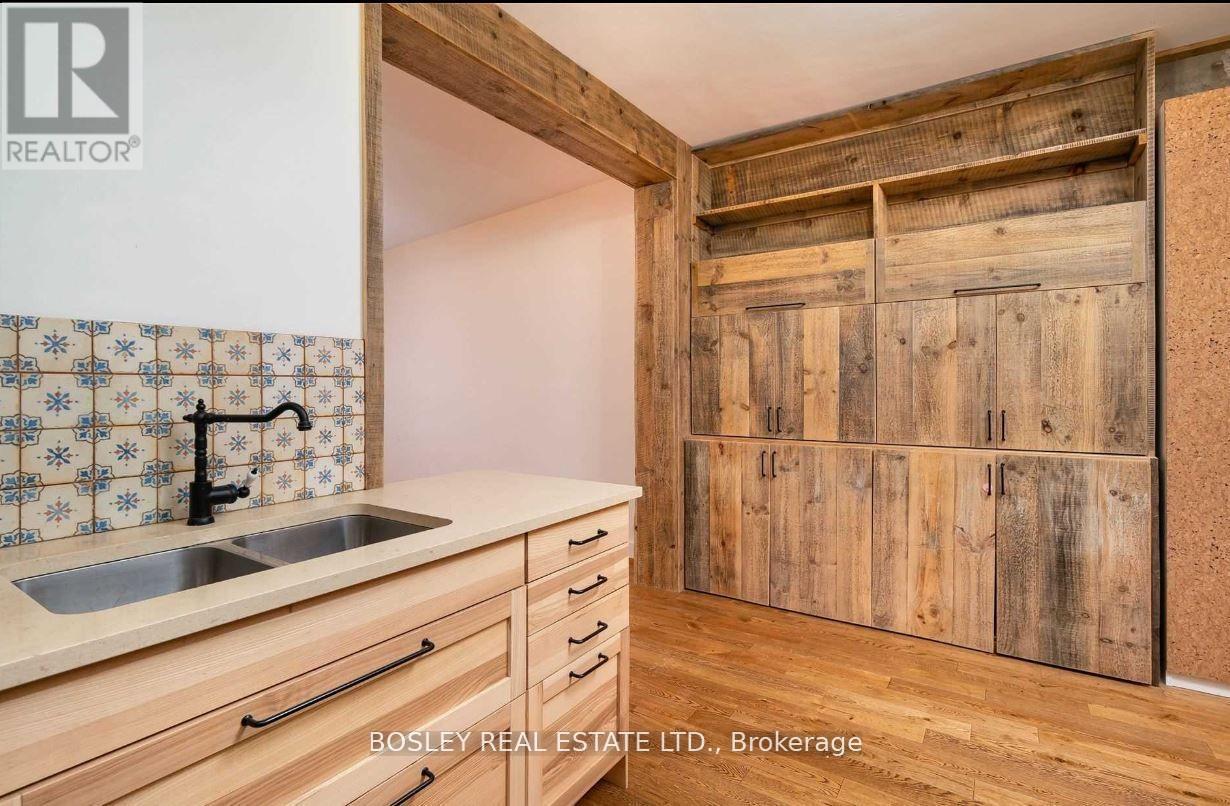 Upper - 2994 Dundas Street W Property Photo 9