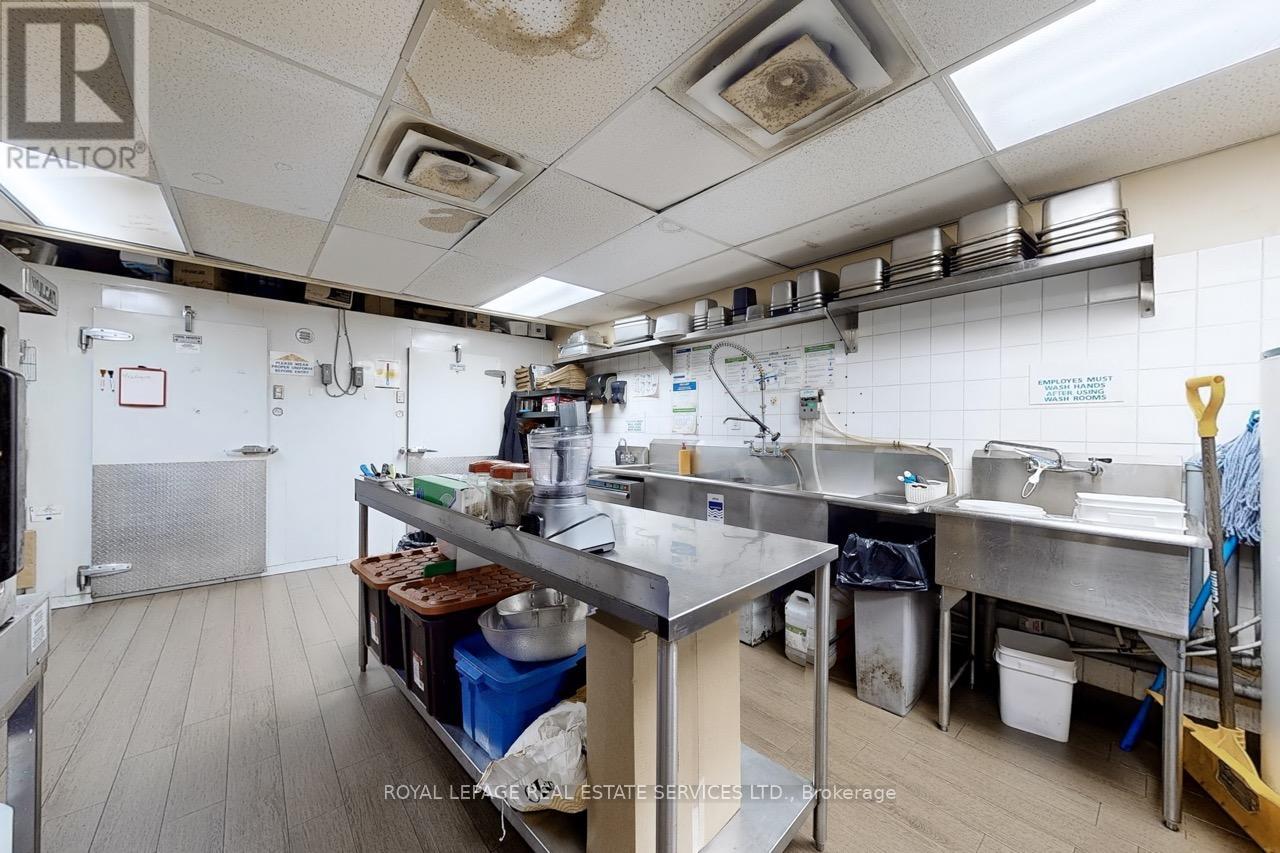 2184 Bloor Street W Property Photo 17
