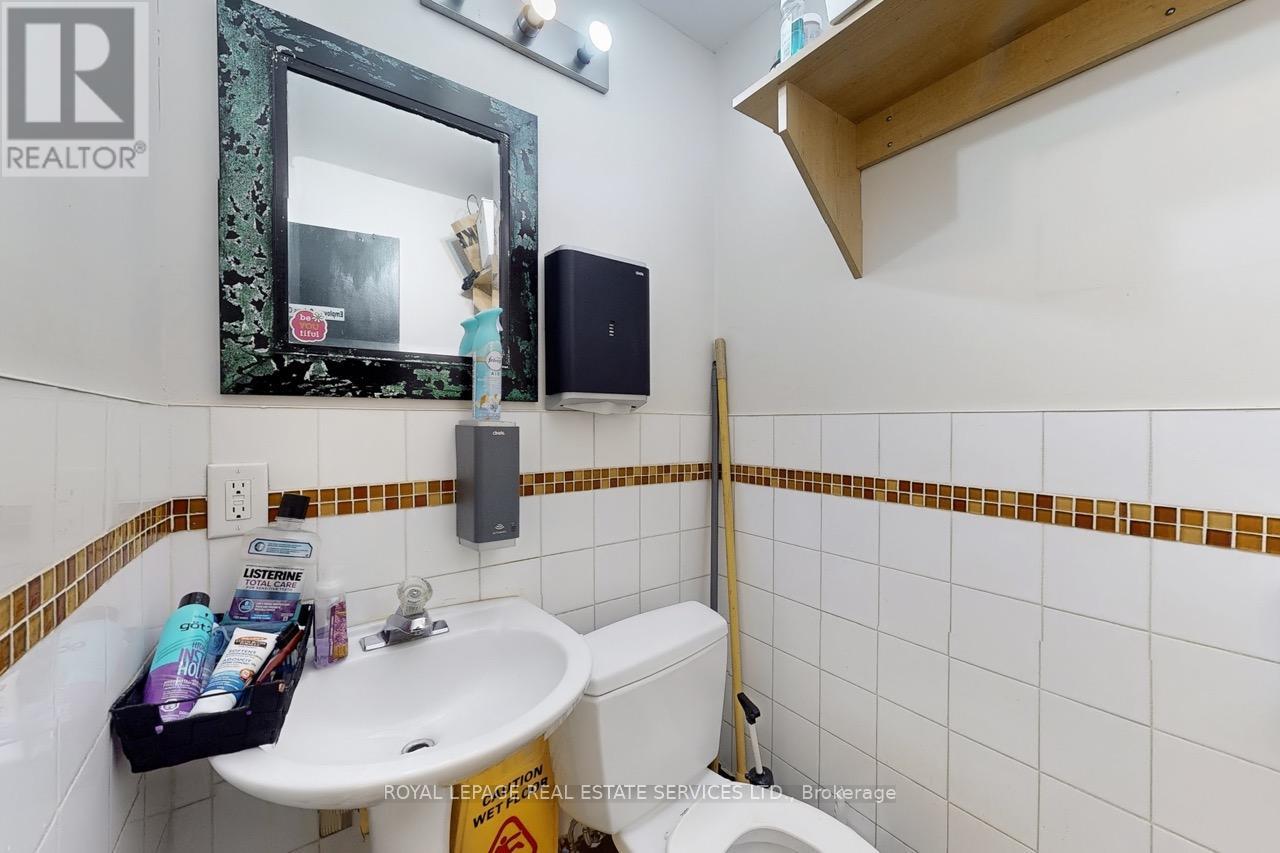 2184 Bloor Street W Property Photo 28