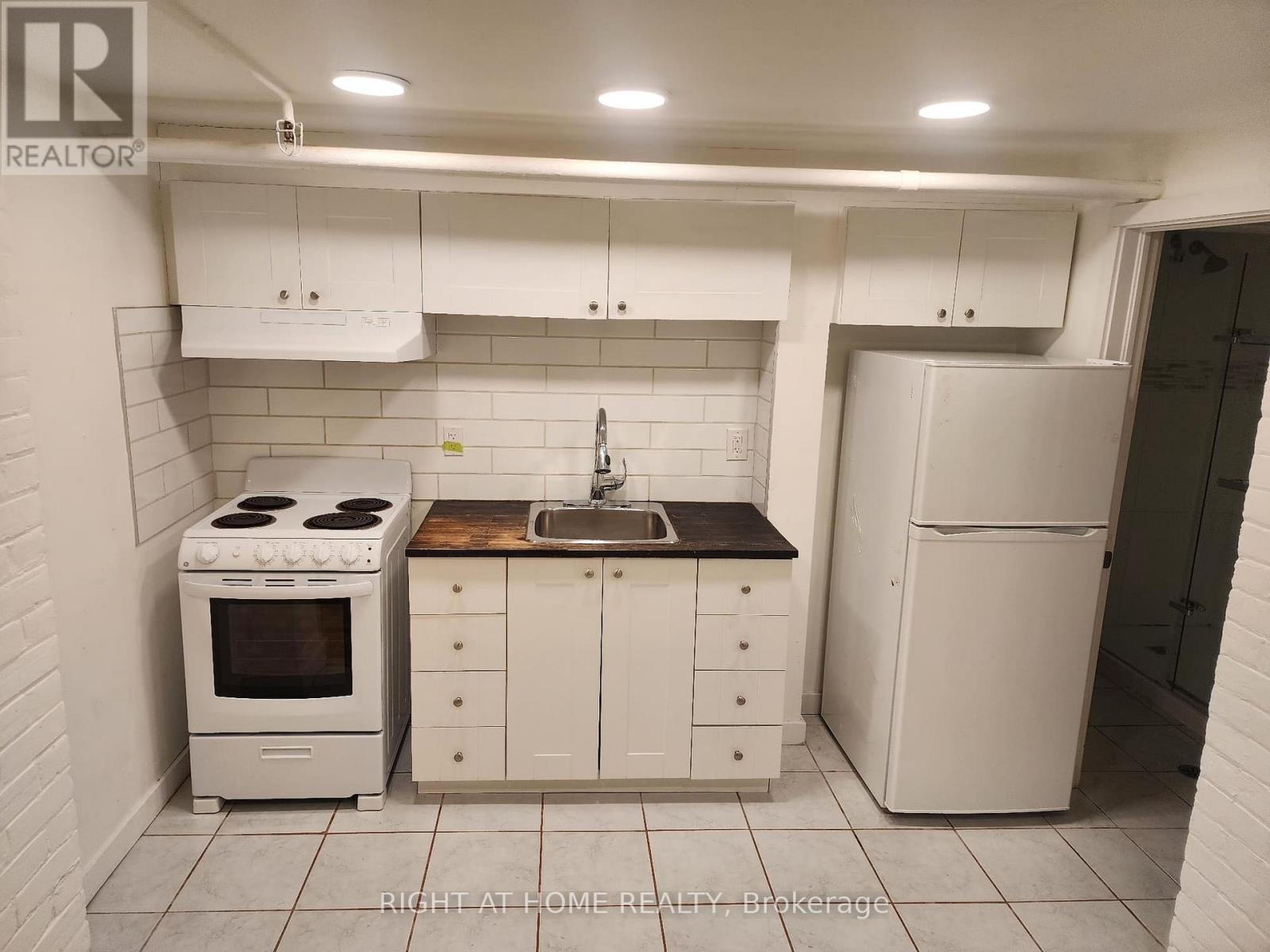 Unit B2 - 32 High Park Blvd Boulevard Property Photo 3
