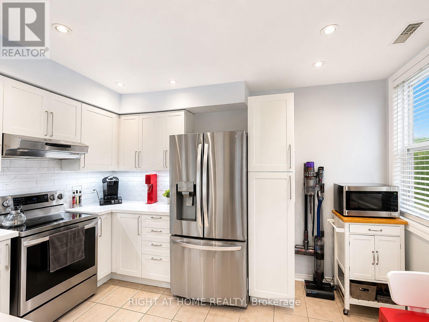 221 - 760 Lawrence Avenue W Property Photo 11