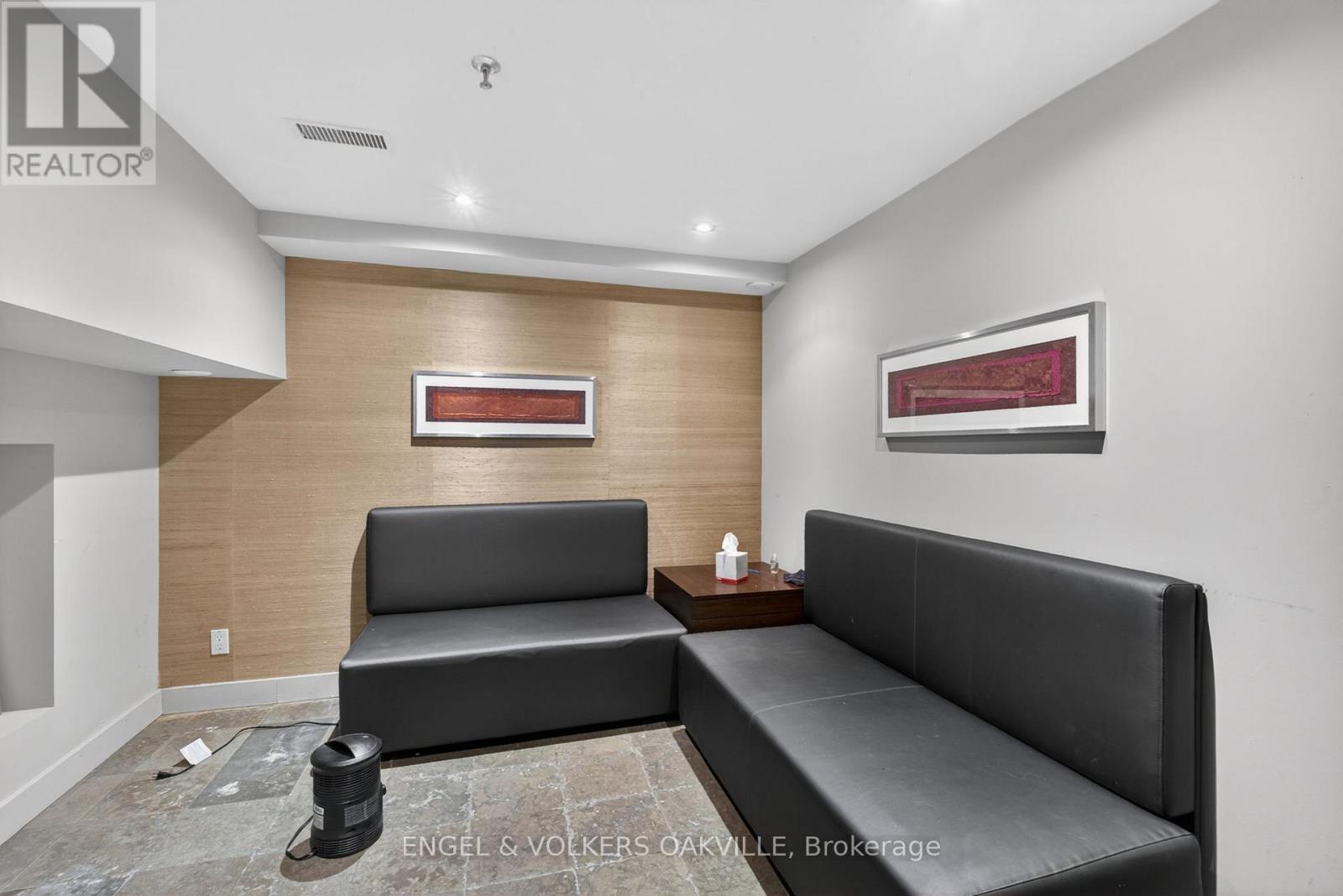 145 Lakeshore Road E Property Photo 32