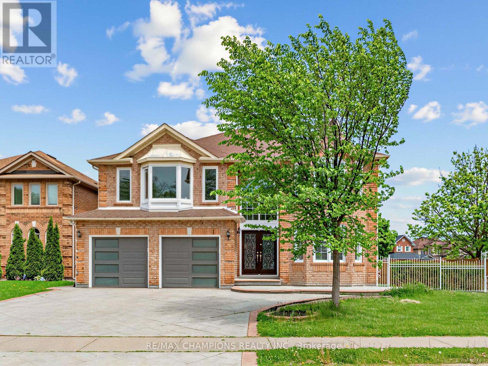 1 Cluster Oak Place Property Photo 2