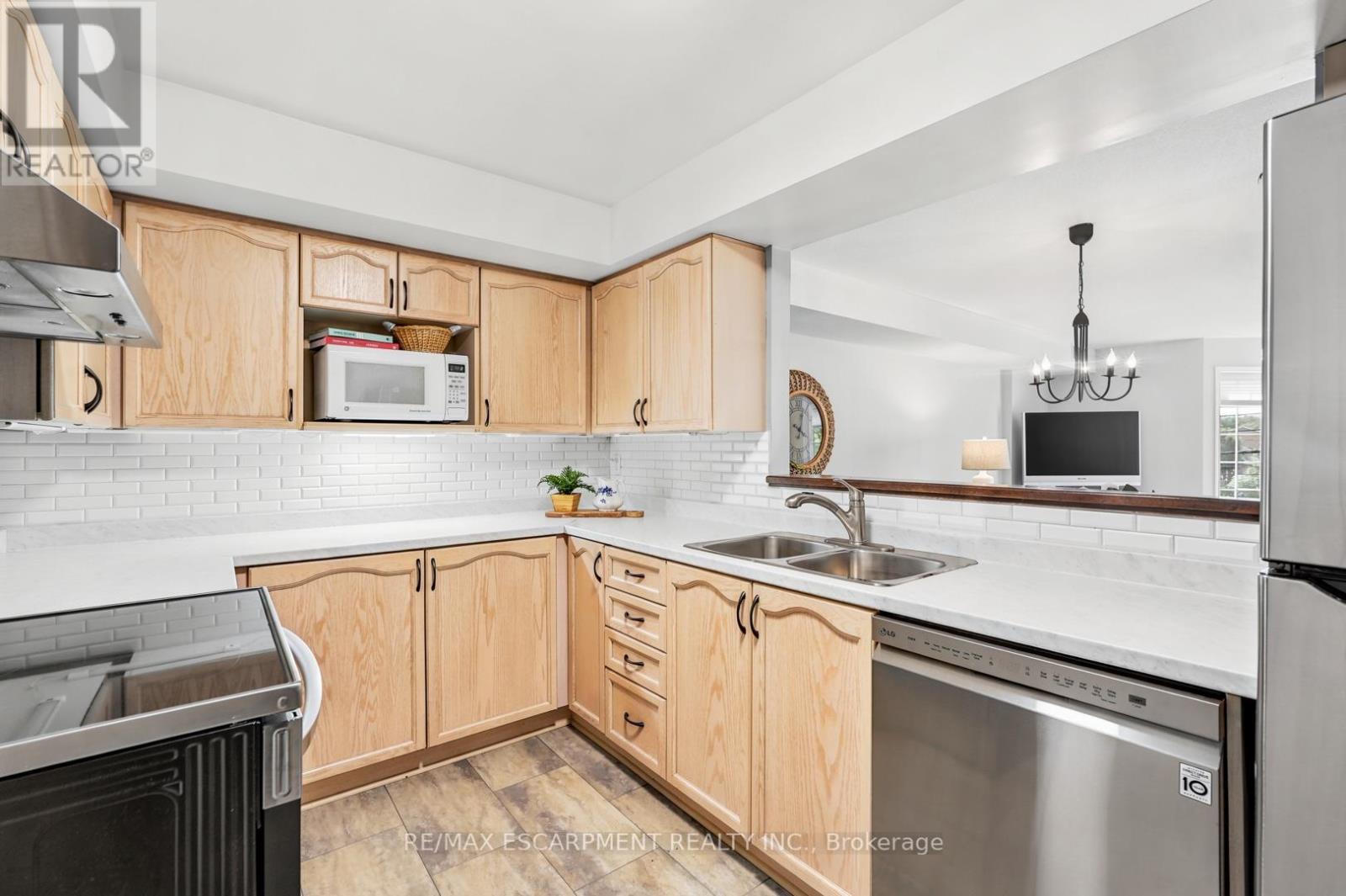 A307 - 216 Plains Road W Property Photo 5