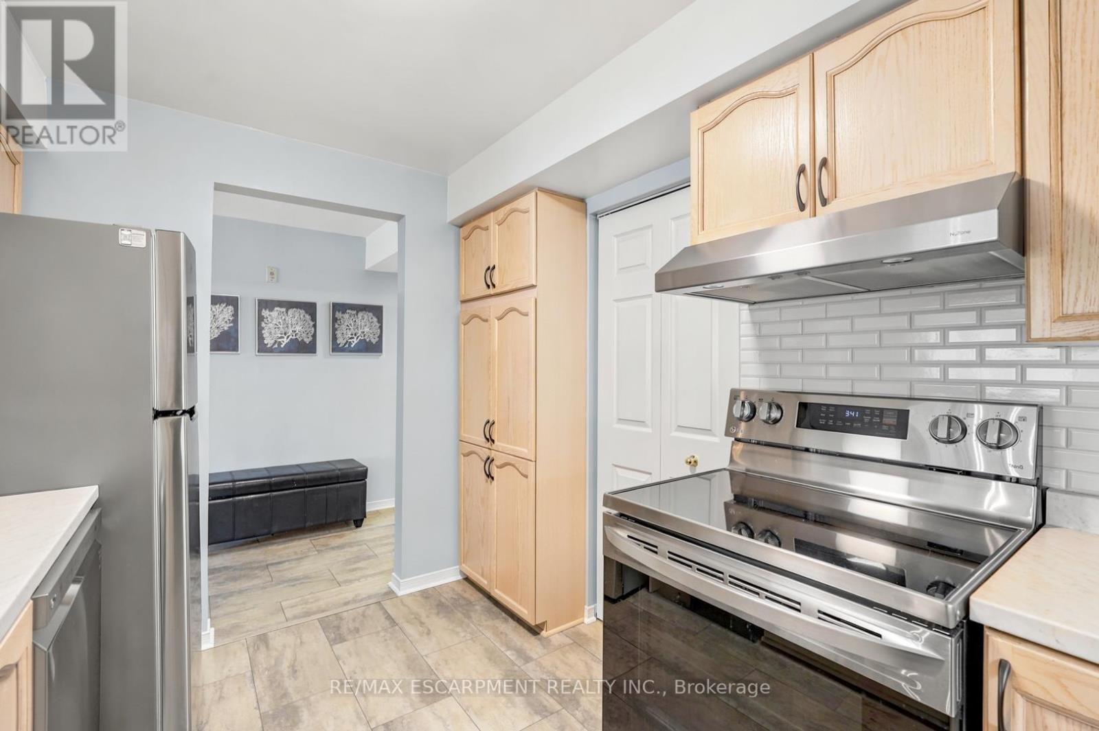 A307 - 216 Plains Road W Property Photo 9