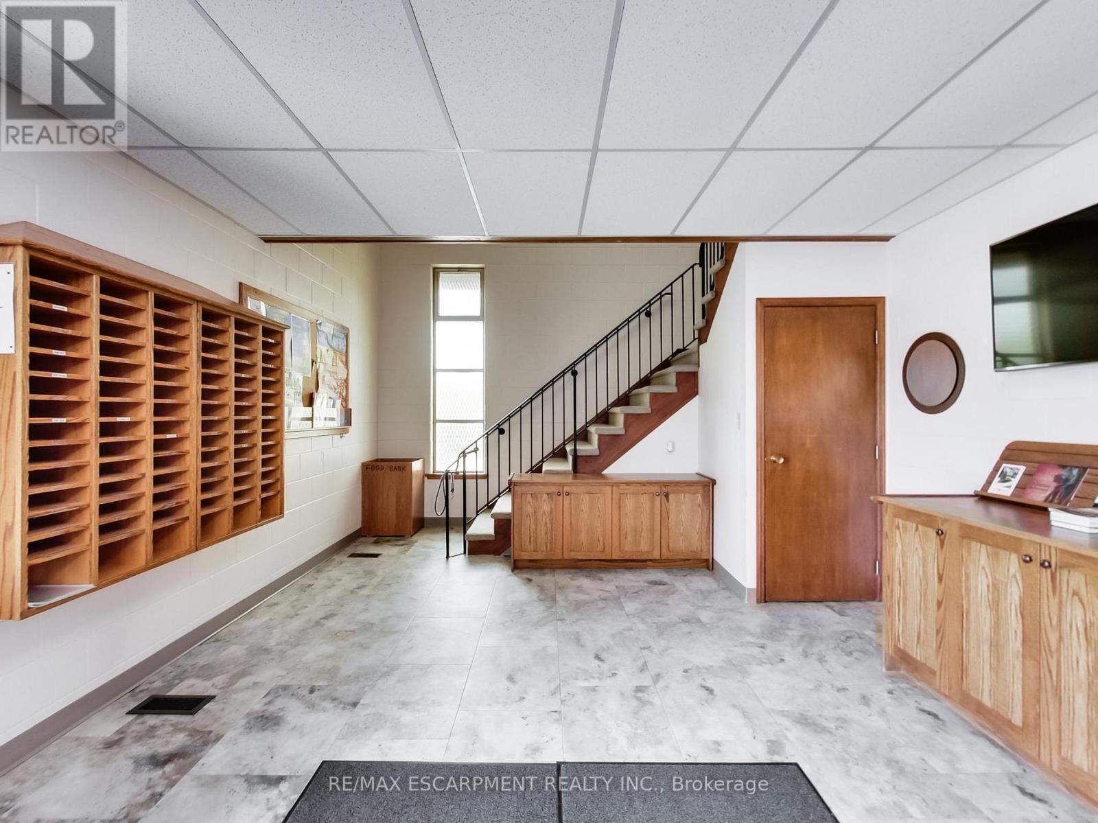Full - 1225 Dundas Street Property Photo 9
