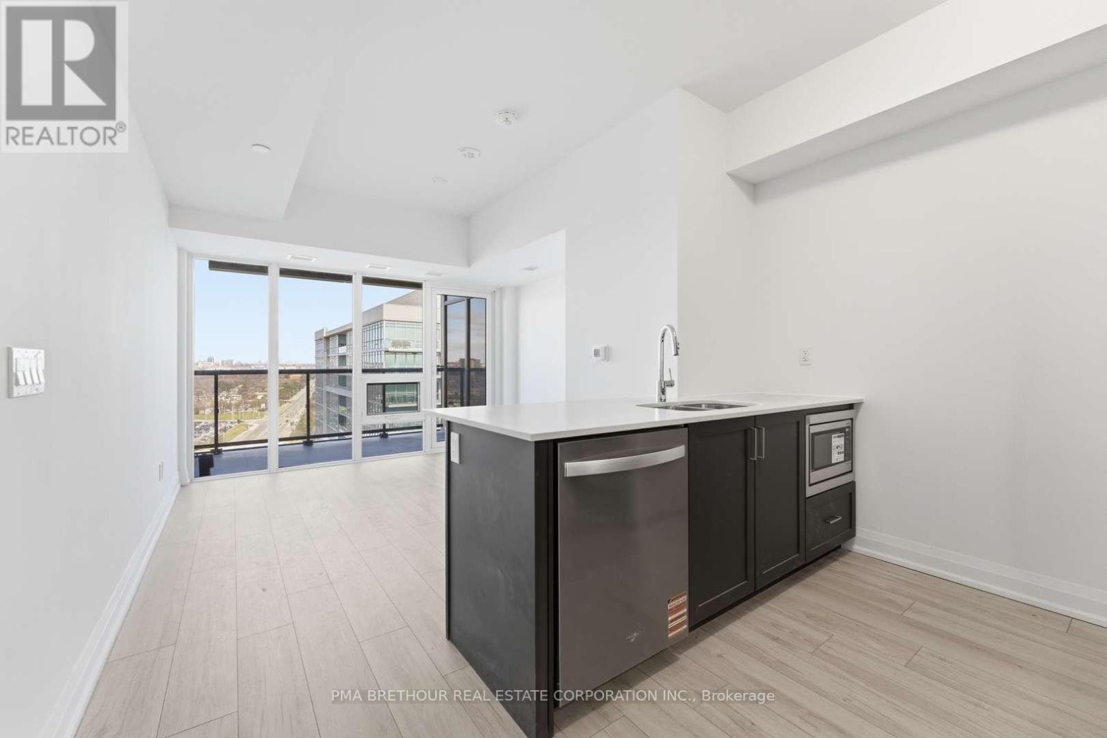 1812 - 1035 Southdown Road Property Photo 1