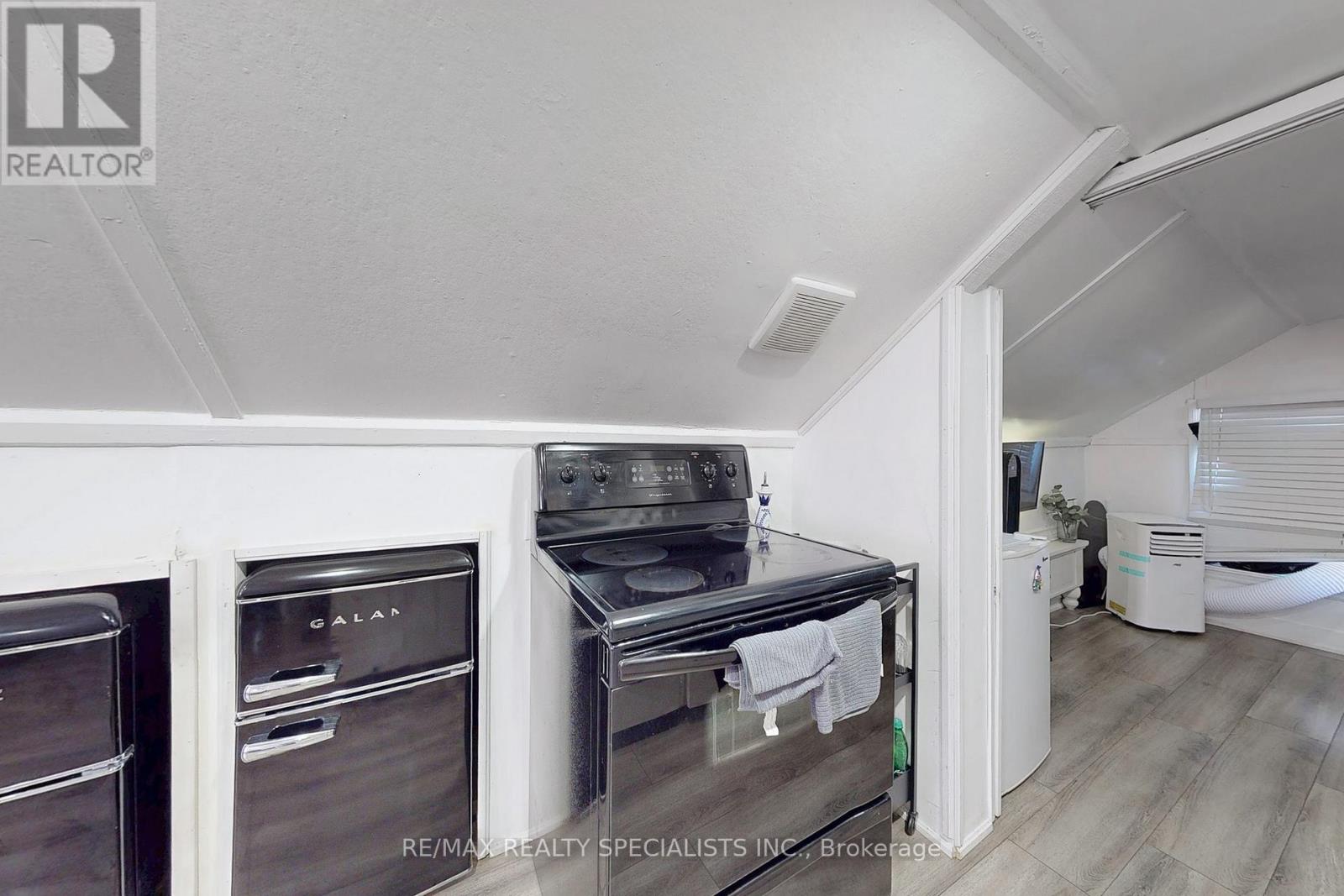 8 Mill Street N Property Photo 7