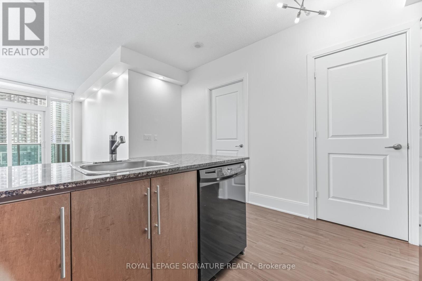 1402 - 330 Burnhamthorpe Road W Property Photo 17