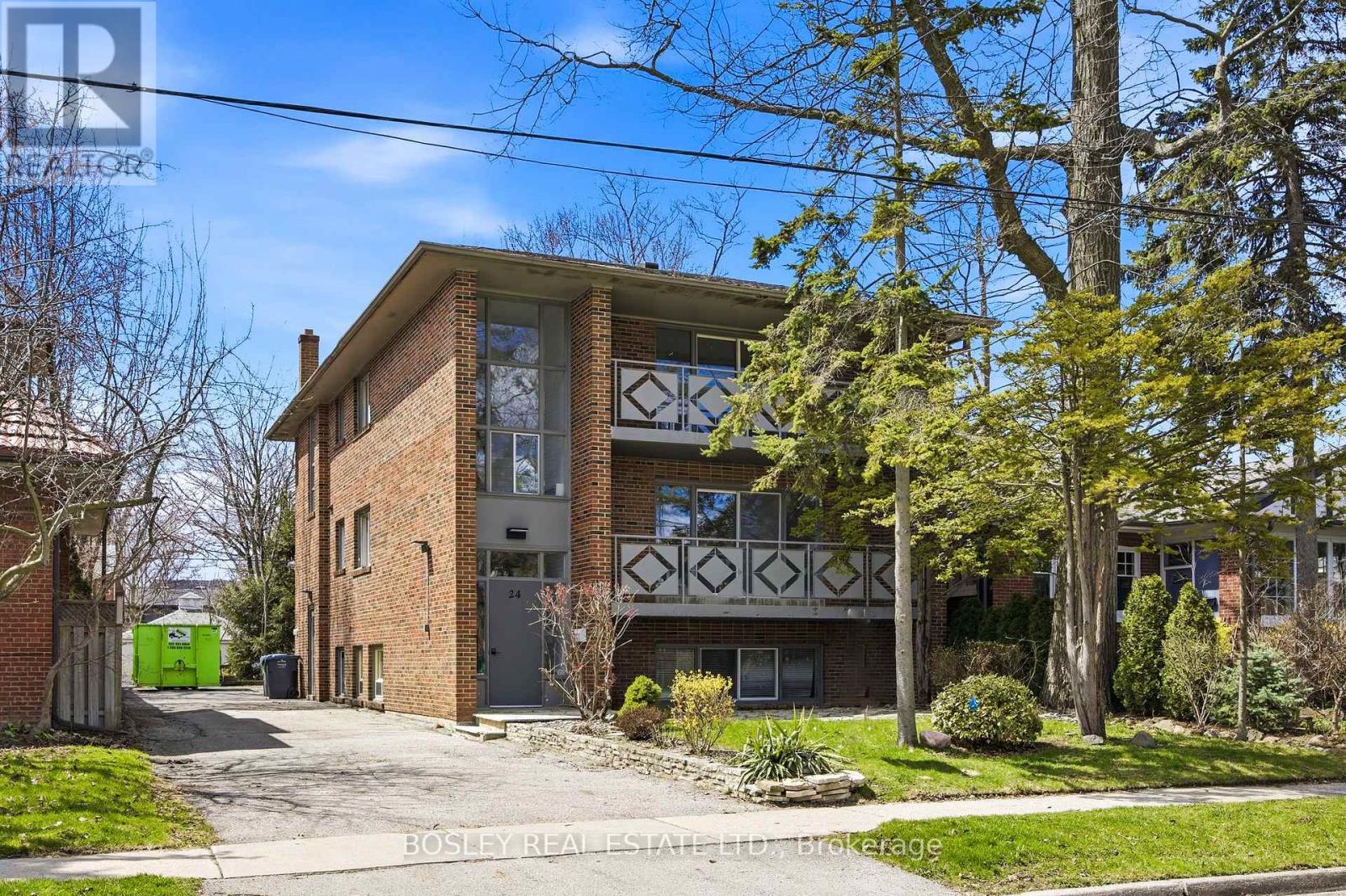 24 Oakwood Avenue N Property Photo 1