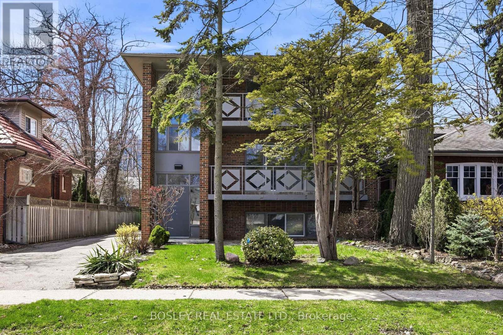 24 Oakwood Avenue N Property Photo 2