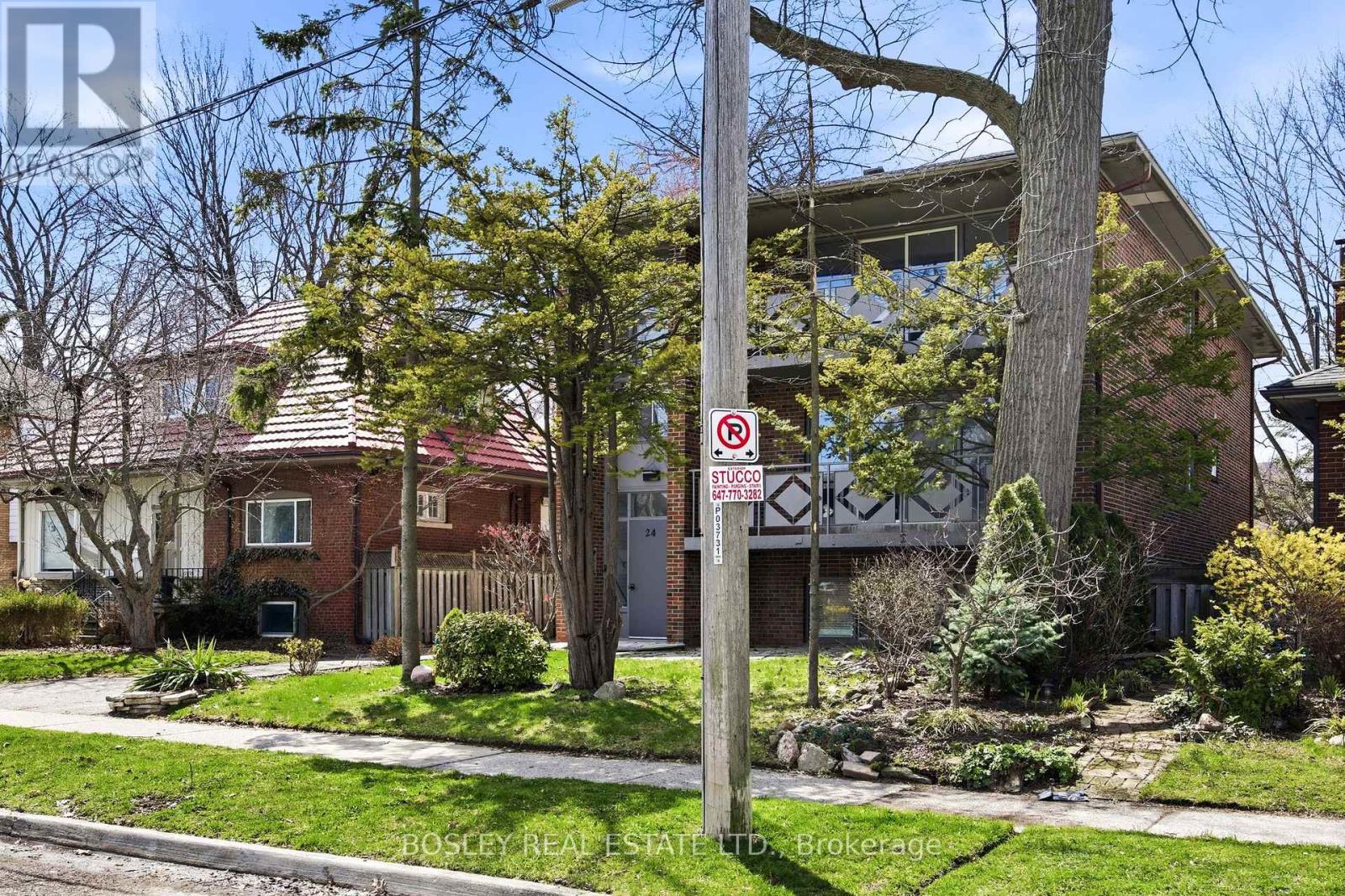 24 Oakwood Avenue N Property Photo 3