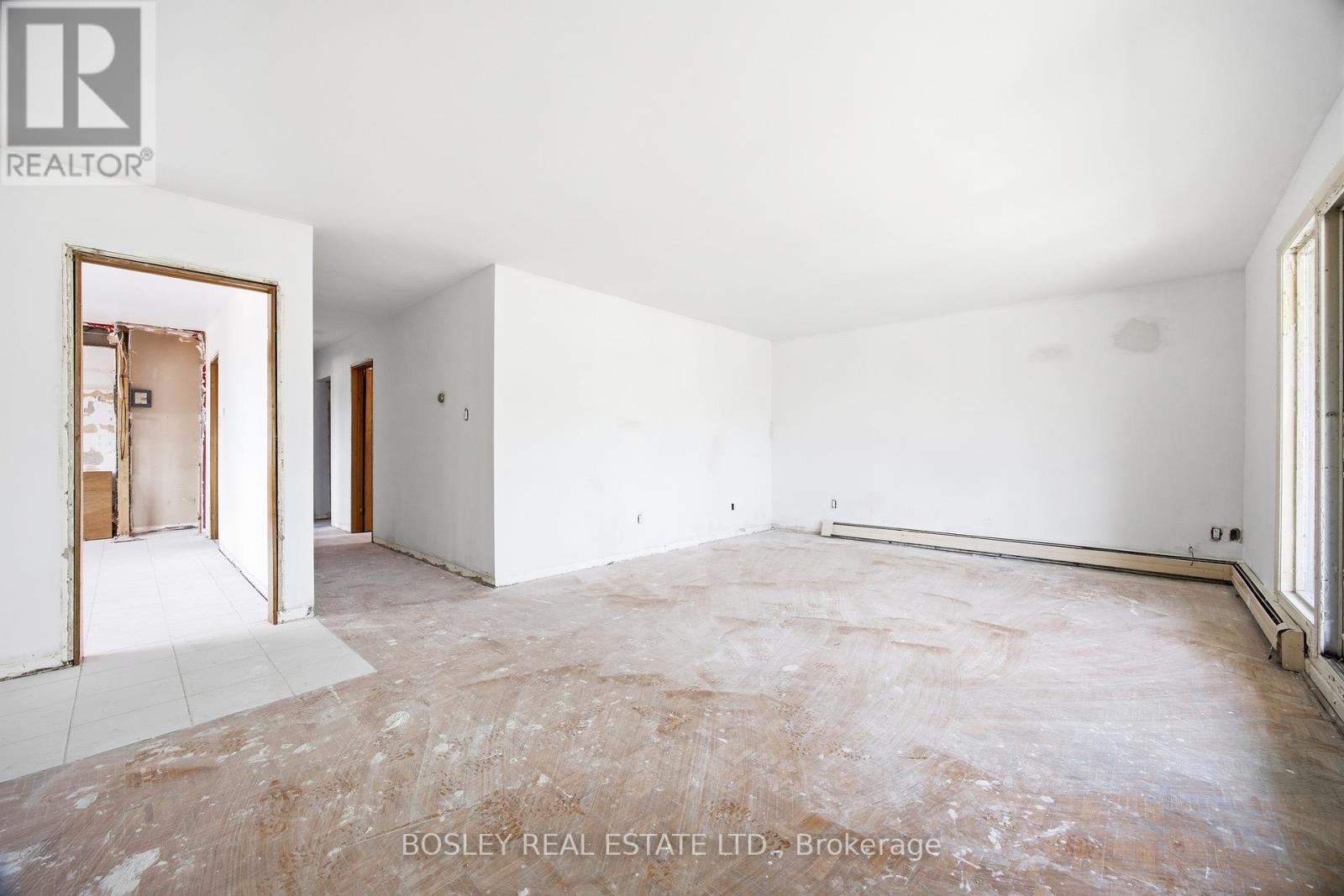 24 Oakwood Avenue N Property Photo 5