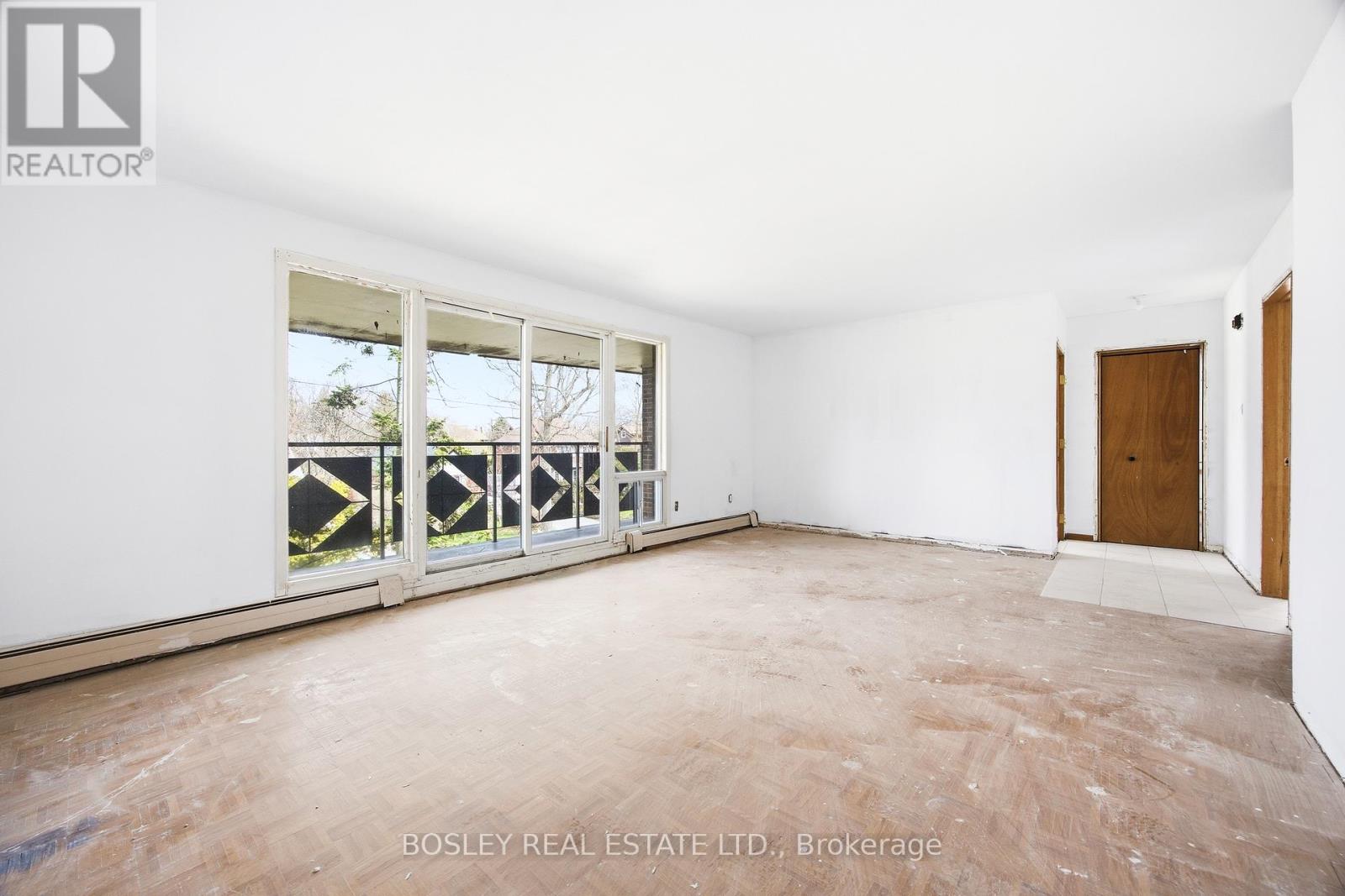 24 Oakwood Avenue N Property Photo 6