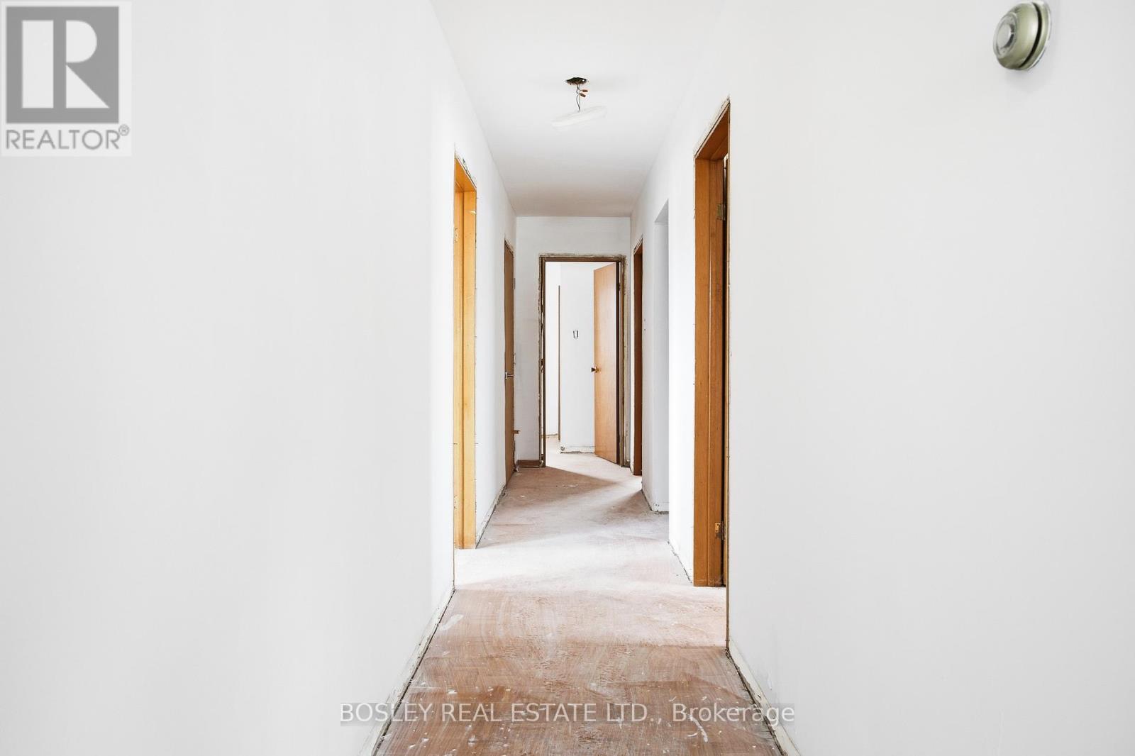 24 Oakwood Avenue N Property Photo 7