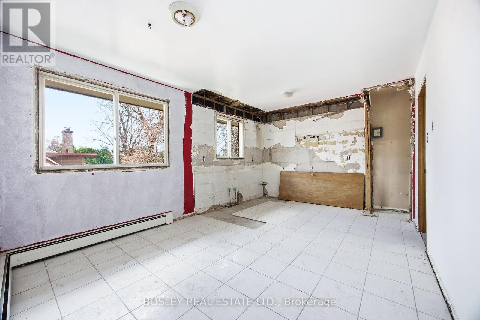 24 Oakwood Avenue N Property Photo 8