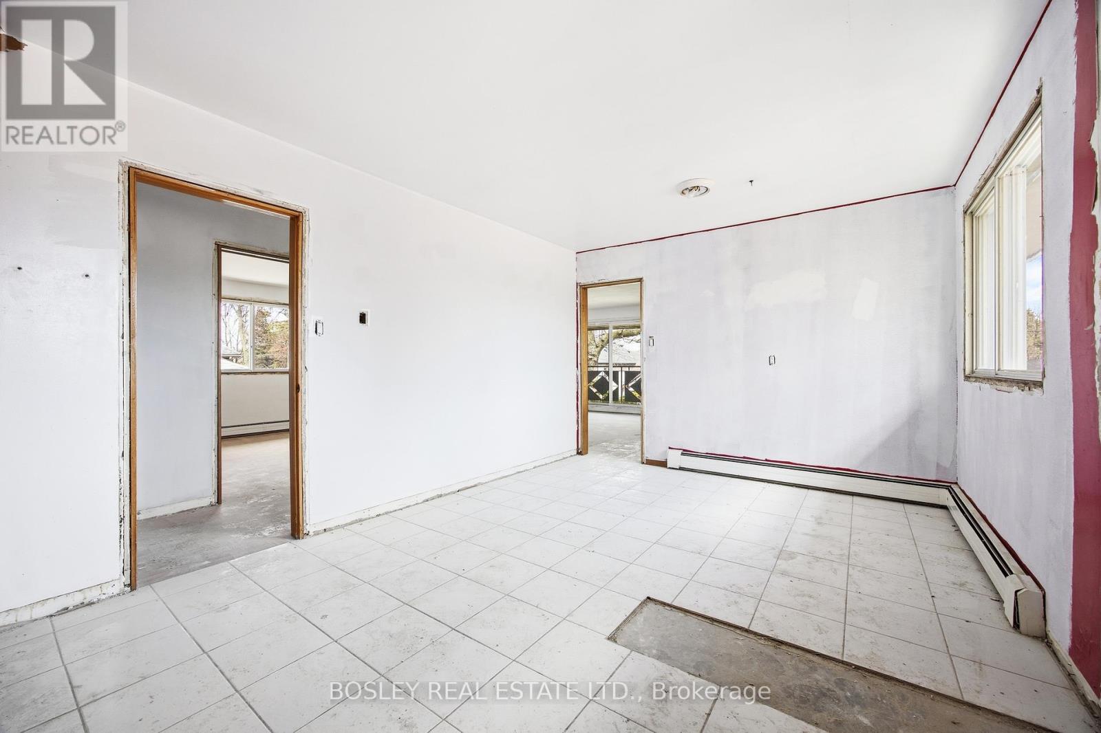 24 Oakwood Avenue N Property Photo 9