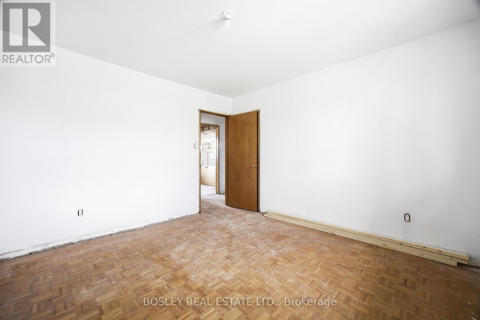 24 Oakwood Avenue N Property Photo 11