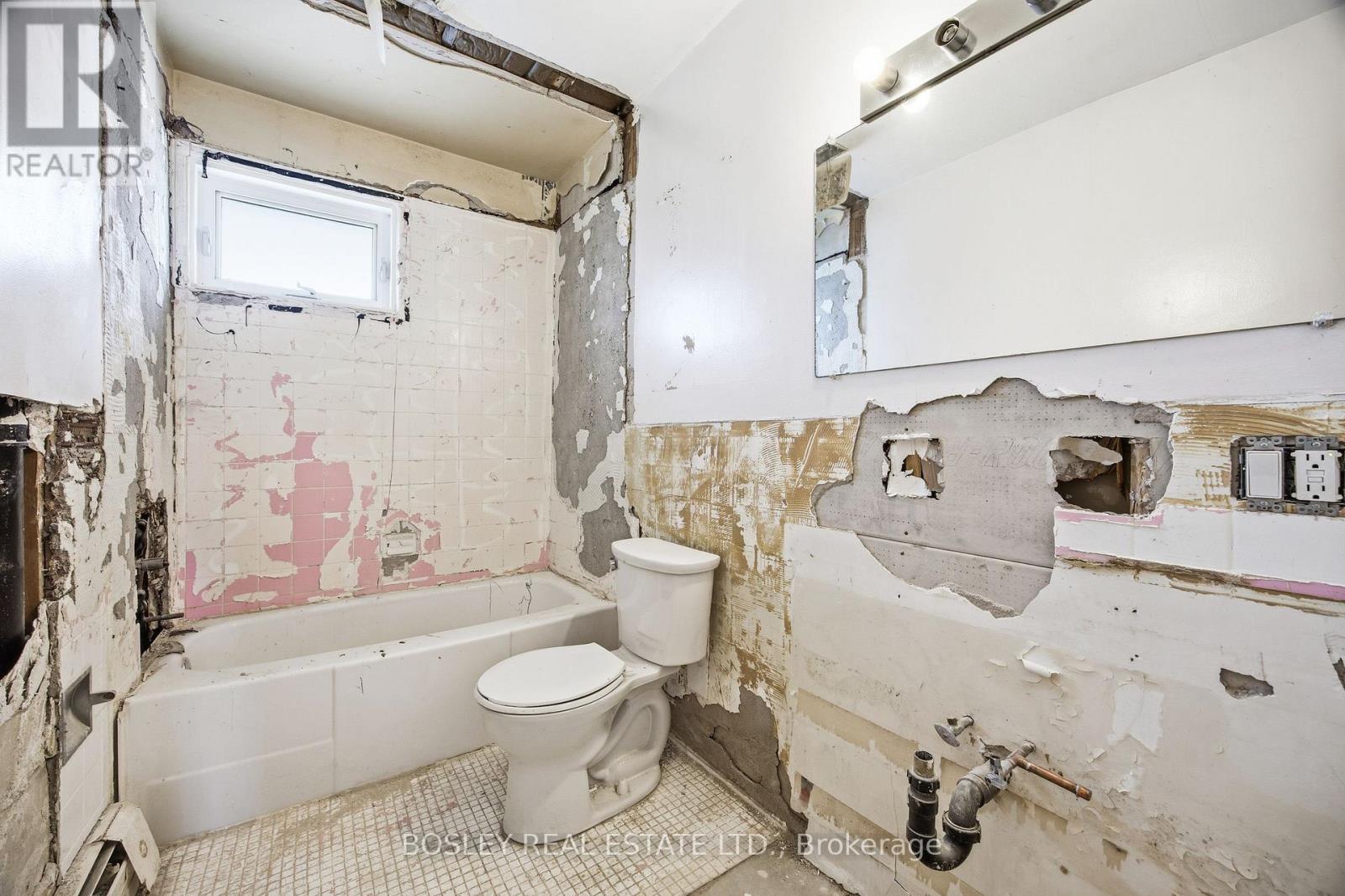24 Oakwood Avenue N Property Photo 12