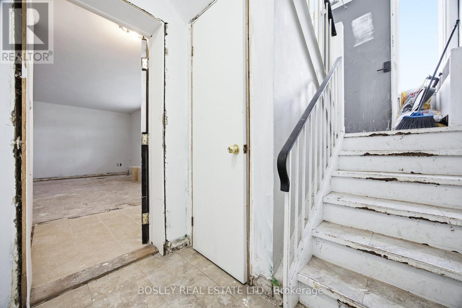 24 Oakwood Avenue N Property Photo 20