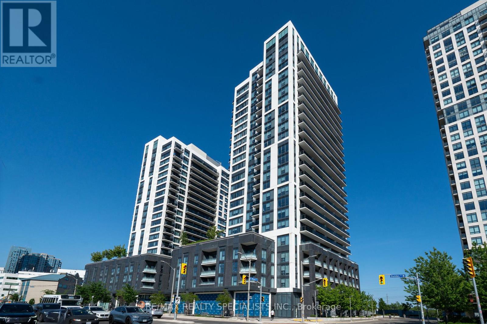 303 - 30 SAMUEL WOOD WAY Property Photo 1
