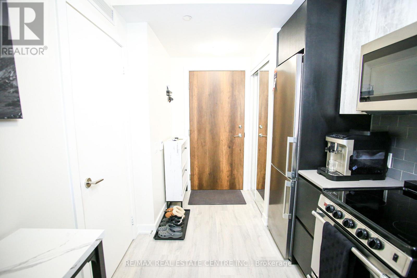 519 - 251 Manitoba Street Property Photo 4
