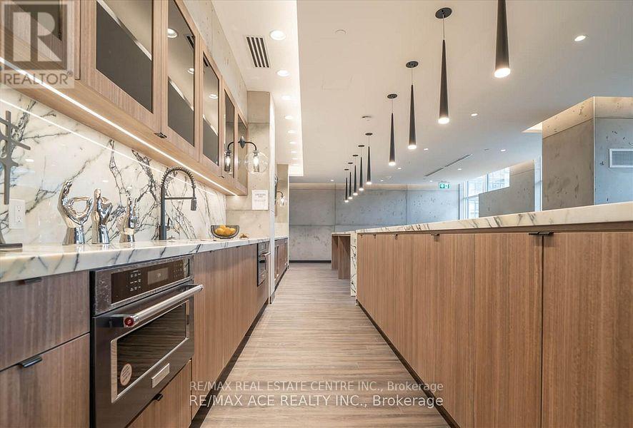 519 - 251 Manitoba Street Property Photo 17