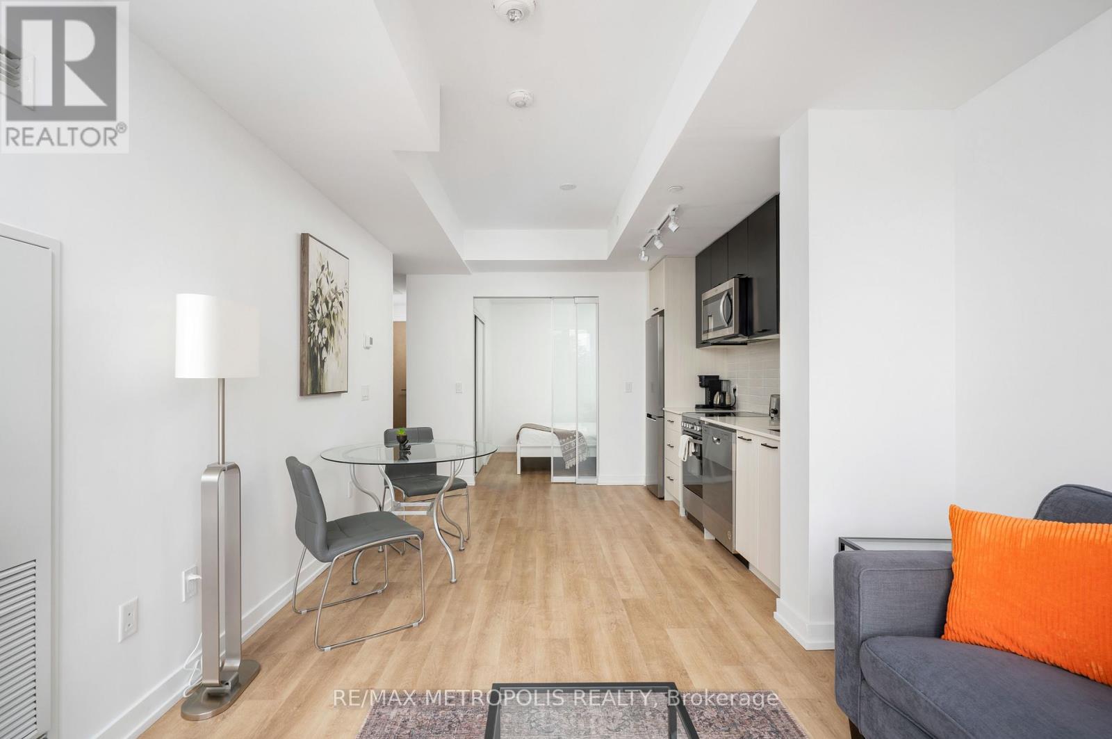 407 - 2300 St Clair Avenue W Property Photo 5